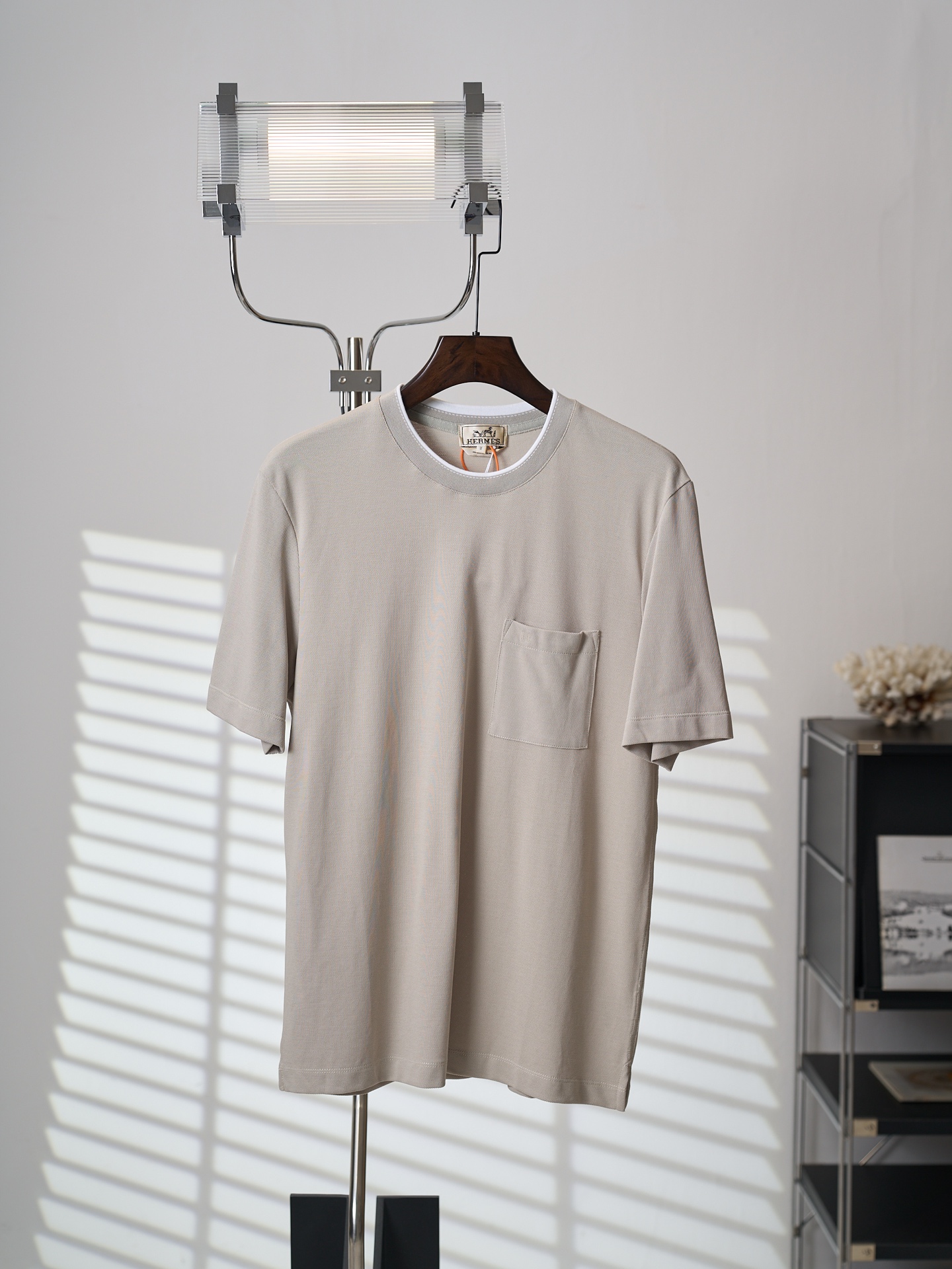 NO:931825,[Real auction] Hermes/Hermès Paris logo embroidered round neck short-sleeved T-shirt [Ready stock] S M L  Every stitch embodies the heritage of the family, embodying the elegance and elegance passed down from generation to generation. It adopts imported machine embroidery technology and uses advanced computer control systems and precision mechanical components to realize H letter embroidery operations with high precision. The lines are smooth and delicate. The fabrics have been fermented and washed for a better hand feel. Not easy to deform, not easy to shrink, not easy to fade. Maintain long-term beauty, loose fit, hermes, hermes, T-shirt, tees, t-shirt,19860909【实物挂拍】Hermes/爱马仕 Paris 标识刺绣圆领短袖T恤【现货】S M L XL 定制爵匠双缕珠润棉 柔润垂坠 舒适亲肤 浅雾灰调晕染松弛自持的法式矜贵气韵 领缘经典马鞍针法勾勒撞色细边 明暗层次暗藏考究匠艺 胸袋暗绣精巧H刺绣 敛藏锋芒不事喧扰 分毫针脚皆凝萃世家底蕴 尽数沉淀传世绅雅风骨 采用进口机刺绣工艺 使用先进的计算机控制系统和精密的机械部件 实现H字母刺绣作业 精度高 线条流畅而细腻 面料都经过酵洗 手感质感更佳 不易变形 不易缩水 不易褪色 保持长久的美观,宽松版型,,hermes,hermes,T-shirt,tees，t-shirt,,Men's clothing