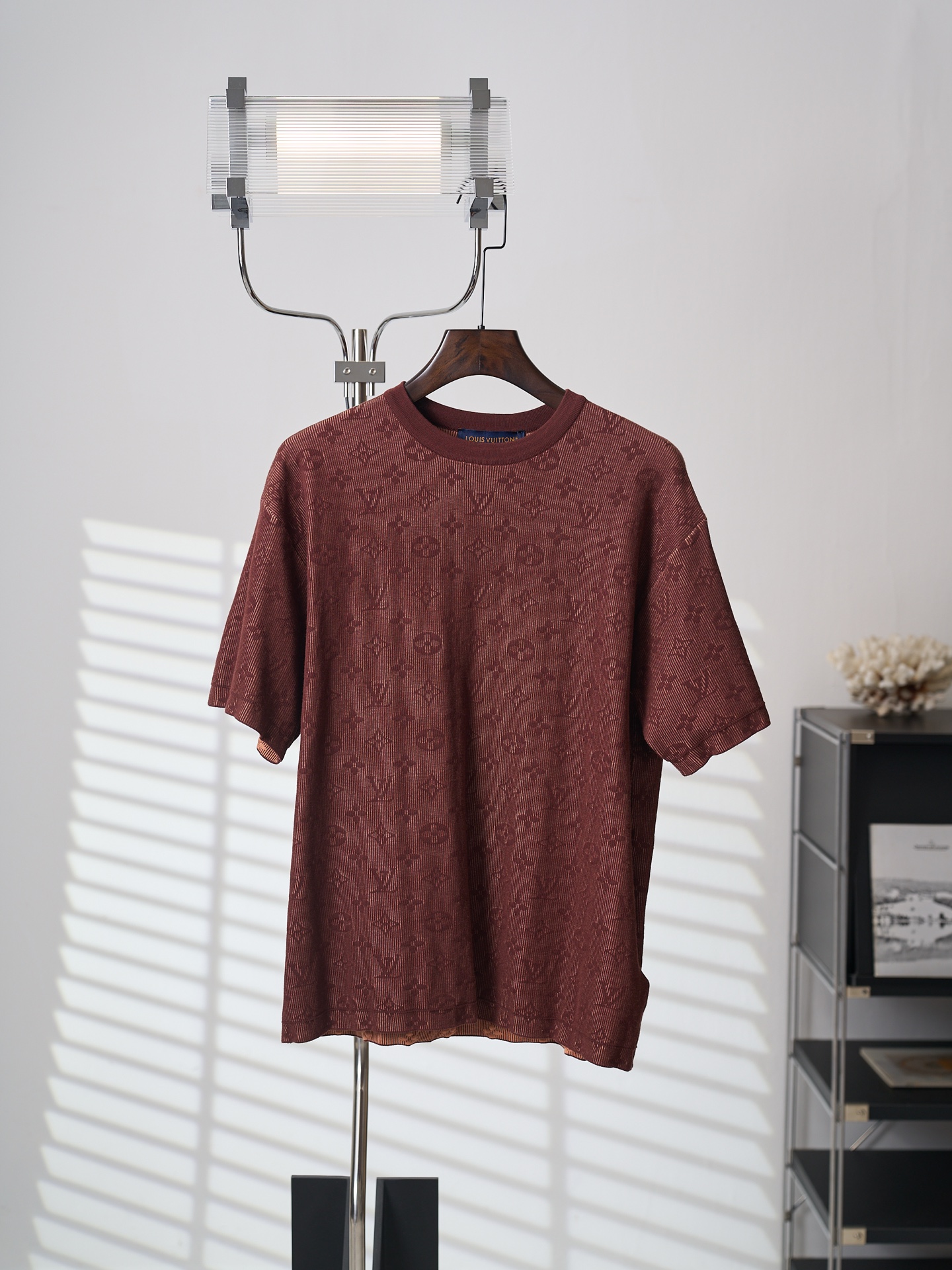 NO:931833,[Real auction] LV/Louis Vuitton Vertical pattern all-over LOGO letter jacquard sweater short-sleeved [Ready stock] S M L XL,, louis vuitton, louis vuitton, T-shirt,19860909【实物挂拍】LV/路易威登 竖纹满幅LOGO字母提花针织衫短袖【现货】S M L XL,,louis vuitton,louis vuitton,T-shirt,,Men's clothing