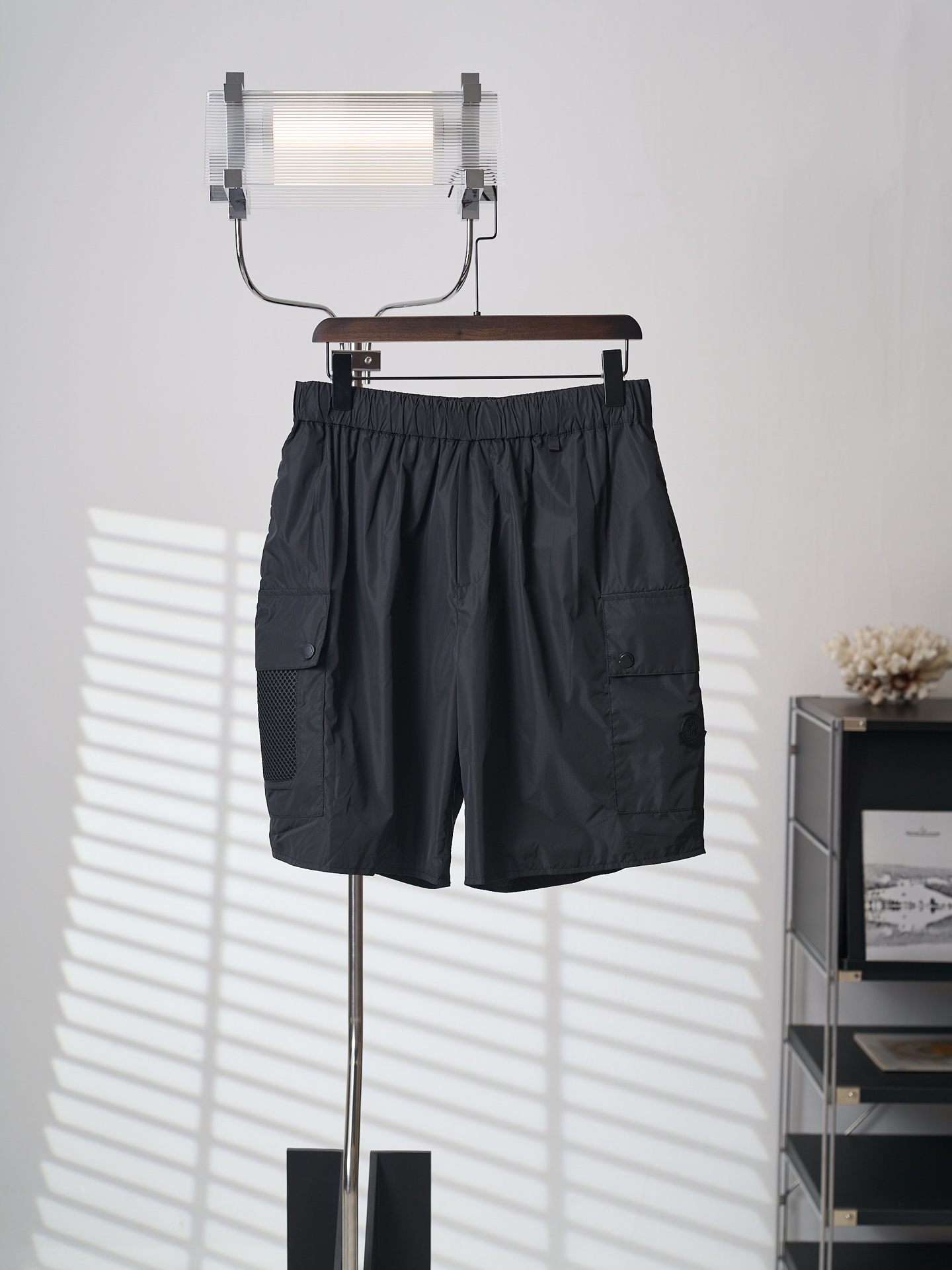 NO:931841,[Real auction] Moncler/muzzled logo patch pocket shorts [ready in stock] 46 48 50 52 Customized rock mist light and tough functional woven, waterproof and quick-drying, stiff and light, minimalist black tone spreading to restrain luxury, deep and restrained aura, completely self-contained. Two-sided three-dimensional workwear patch pockets reconstruct practical aesthetics. One-sided fishnet mesh is transformed into a collection identification symbol. The silicone logo is hidden in the side seam to hide the brand heritage.  The elegant and restrained look can be paired with short-sleeved shirts from the same series to create a complete look. A unified minimalist style, showing off the elegant style of the palace without showing off the edge. Machine sewing using pattern templates. The sewing line is precisely controlled by the pattern drawing machine to ensure the precise positioning of the Moncler silicone logo. The horizontal and vertical lines are completely aligned. The prototype is accurately aligned by hand to ensure that the opening and closing are tight. Patch pockets are all manually positioned. Accurate positioning and turning require workers to have superb skills and patience.  The workmanship is complicated and time-consuming, loose fit, Moncler, shorts, shirts, T-shirt,19860909【实物挂拍】Moncler/蒙口 标识贴袋短裤【现货】46 48 50 52 定制岩雾轻韧机能纺 防水速干 挺括轻盈 极简黑调铺展克制奢感 深邃内敛间气场浑然自成 双侧立体工装贴袋重构实用美学 单侧渔网网布化作典藏识别符号 侧缝隐置硅胶徽标 敛藏品牌底蕴 气韵矜贵内敛 可搭配同系列短袖衬衫构筑成套完整造型 一身统一极简格调 演绎不露锋芒的殿堂级奢雅风骨 采用画样模版机车缝 通过画样机精确控制缝纫线路 确保Moncler硅胶徽标精准定位 横竖水平线完全对齐 样机手工精准对格 保证开合严丝合缝 贴袋均人工定位 进行精确的定位和车制 需要工人具备高超的技艺和耐心 做工繁琐复杂 耗时长,宽松版型,,Moncler,shorts,shirts,T-shirt,,Men's clothing
