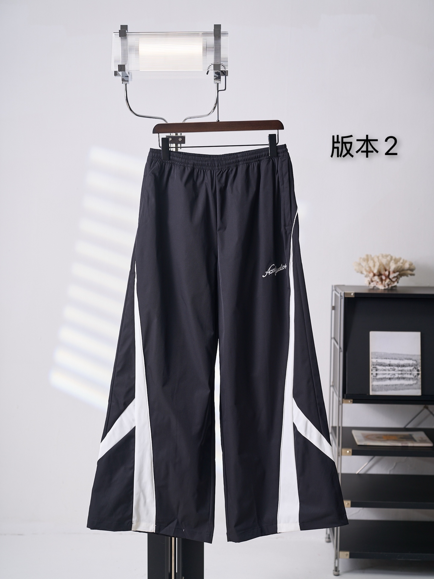 NO:931750,[Real auction] Acne Studios technical fabric embroidered loose casual trousers (version 2) [in stock] 46 48 50 52 genuine 5500 purchased and developed, cotton and nylon blended twill technical fabric 220g, nylon blended lining 150g fabric, imported embroidery, overlocking on hand, customized 11 bells, customized 11 ropes, customized 11 zippers, customized 11 trademarks, loose version, Acne studios, dior,19860909【实物挂拍】 Acne Studios 科技面料刺绣宽松休闲长裤（版本2）【现货】46 48 50 52 正品5500购入开发,棉锦混纺斜纹科技面料220克,锦纶混纺里布150克面料,进口刺绣,手边包缝,定制11吊钟,定制11绳子,定制11拉链,定制11商标,宽松版型,,acne studios,dior,,Men's clothing
