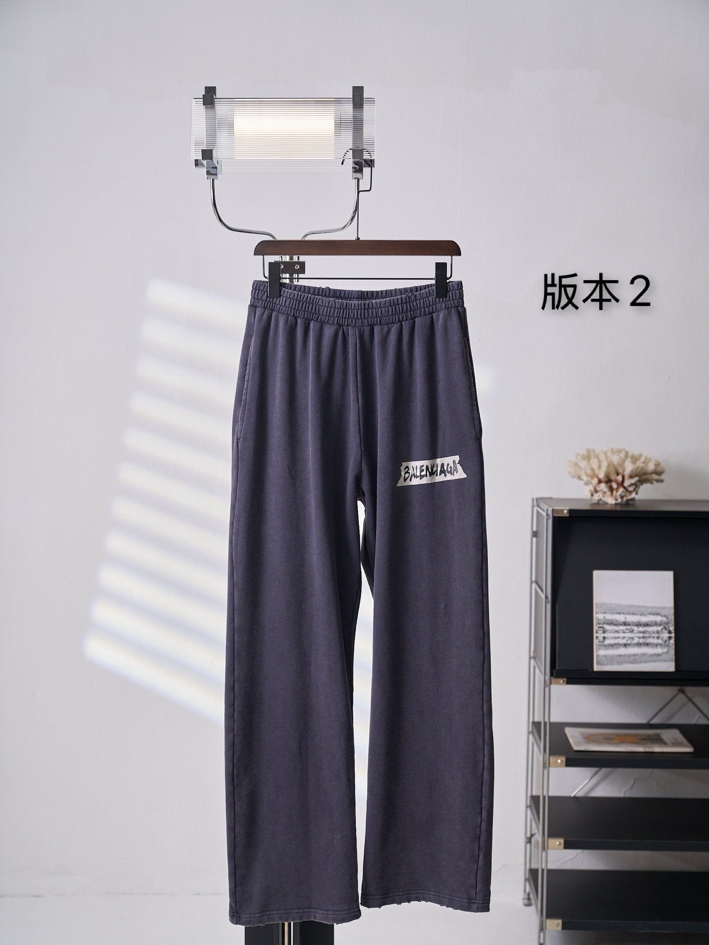 NO:931737,[Physical hanging auction] BALENCIAGA/Balenciaga Masking Tape Baggy tape letter printed casual pants (version 2) [Ready stock] S M L genuine 9500 purchased and developed, 400 grams of Paris cotton terry sweatshirt material, 200 grams of cotton plain pocket cloth, glue printing, washed and worn, customized 11 ropes, customized 11 trademarks, loose fit,,balenciaga,balenciaga,hoodie,sweatshirts,19860909【实物挂拍】BALENCIAGA/巴黎世家 Masking Tape Baggy 胶带字母印花休闲裤（版本2）【现货】S M L 正品9500购入开发,400克巴黎棉毛圈卫衣料,全棉平纹口袋布200克,胶浆印花,洗水磨破,定制11绳子,定制11商标,宽松版型,,balenciaga,balenciaga,hoodie,sweatshirts,,Men's clothing