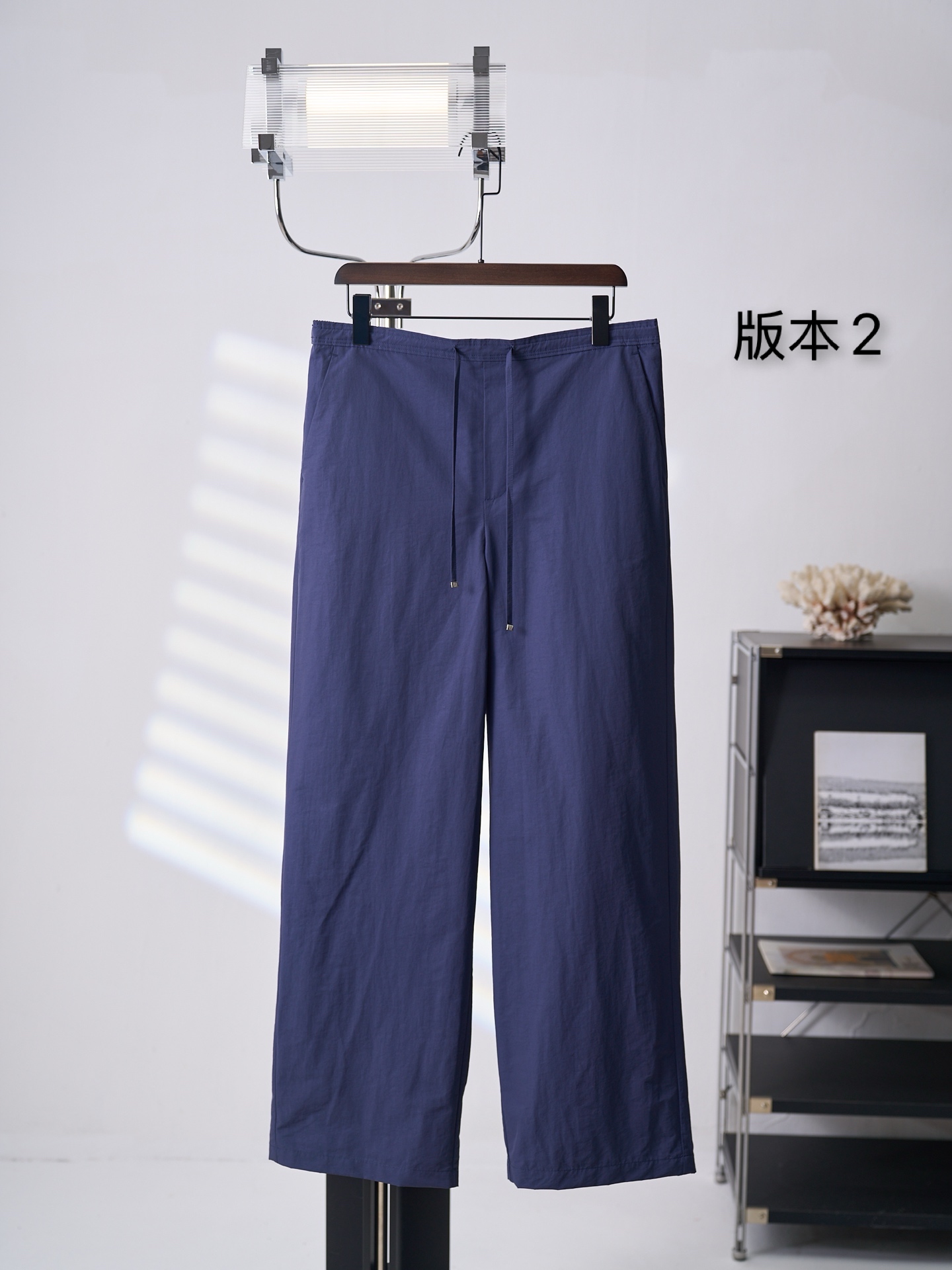 NO:931745,[Real auction] LOEWE cotton poplin embroidered pocket trousers (version 2) [Ready stock] S M L XL fabric selection. Made of 83 cotton + 17 nylon blended poplin. The high content of cotton fiber gives the fabric a natural skin-friendly feel, is breathable and moisture-absorbing, and is dry and non-stifling when worn next to the skin. It has a soft skin-friendly touch.  The addition of nylon fiber greatly improves the strength and wear resistance of the fabric. It is not easy to snag or fluff after being worn for a long time. It has micro-elastic properties and is free of movement. At the same time, the plain weave structure makes the cloth surface smooth and delicate, with a light drape and wrinkle resistance. The upper body is neat and stylish, and it is not easy to wrinkle and deform after daily care. Embroidery process  After the fabric and embroidery paper are fixed, they are covered with special embroidery backing paper to prevent the fabric from shifting and wrinkling during the embroidery process, and to ensure that the pattern is flat and out of shape. (Every point is accurately aligned through laser positioning to ensure that the embroidery position error of each pocket is controlled within  Millimeter level). The Tajima embroidery machine adopts high-density flat stitch technology and uses hidden thread embroidery of the same color. The stitches are fine and even, the lines are smooth and full, and the totem outline is three-dimensional and clear. It not only retains the low-key texture, but is not easy to come off and snag, and is washable and durable.  Details: It is designed with a fully elastic waistband, with moderate elasticity but not tight waist; the flat drawstring of the same color is matched with a customized metal square head, engraved with a pattern logo, the texture is high-grade and not easy to oxidize, and the tightness can be adjusted freely to suit different waistlines. Detail 2 The back patch pocket is cut at an angle, and the edge is sewn with double topstitching. The bag shape is three-dimensional and does not collapse, and it has both practicality and decorative effect.,,loewe,loewe,19860909【实物挂拍】LOEWE/罗意威 棉府绸饰口袋刺绣长裤（版本2） 【现货】S M L XL 面料选择 甄选83棉+17锦纶混纺府绸而成.高含量棉纤维赋予面料天然亲肤感,透气吸湿,贴肤穿着干爽不闷汗,自带柔和亲肤触感. 锦纶纤维的加持大幅提升面料强度与耐磨性,久穿不易勾丝、起毛,自带微弹属性,活动无束缚.同时平纹结构让布面平整细腻,兼具轻盈垂坠感与抗皱性,上身利落有型,日常打理不易褶皱变形.  绣花工艺 面料与绣花纸固定后,覆上专用绣花衬纸,防止刺绣过程中面料移位、起皱,保证图案平整不走形.（通过激光定位精准对位每一个点位,确保每片口袋的刺绣位置误差控制在毫米级）.通过田岛绣花机采用高密度平包针工艺,选用同色系藏线刺绣,针脚细腻均匀,线条流畅饱满,图腾轮廓立体清晰,既保留低调质感,又不易脱线、勾丝,耐洗耐穿.  细节 采用全松紧腰头设计,弹力适中不勒腰；同色系扁形抽绳搭配定制金属方头,刻有图案标识,质感高级不易氧化,可自由调节松紧度,适配不同腰围. 细节2 后片贴袋采用斜角剪裁,边缘双道明线缝制,袋型立体不塌,兼具实用性与装饰效果.,,loewe,loewe,,Men's clothing