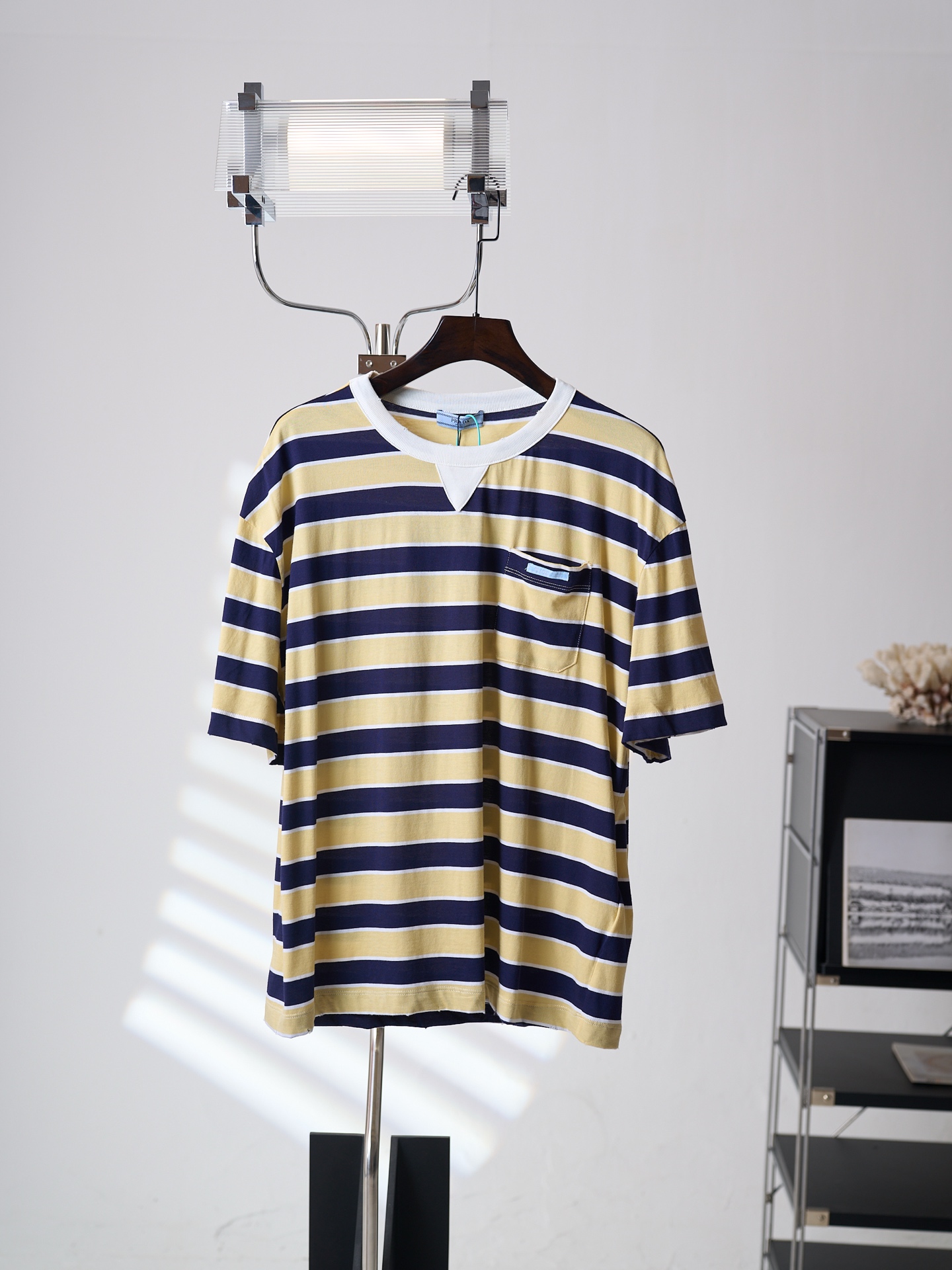 NO:936738,[Physical hanging auction] PRADA/Prada Bayadere pocket logo cotton striped short-sleeved T-shirt (version 2) [Ready stock] 36 38 40 42 Genuine 9650 purchased and developed, fine cotton striped plain fabric, matching 1*1 rib, imported embroidery, positioning cutting machine, washed and worn, customized 11 trademarks, loose fit,, prada, prada, T-shirt, tees, t-shirt,19860909【实物挂拍】PRADA/普拉达 Bayadere口袋徽标棉质条纹短袖T恤（版本2）【现货】36 38 40 42 正品9650购入开发,精疏棉条纹平纹布,配套1*1罗纹,进口刺绣,定位裁床,洗水磨破,定制11商标,宽松版型,,prada,prada,T-shirt,tees，t-shirt,,Men's clothing