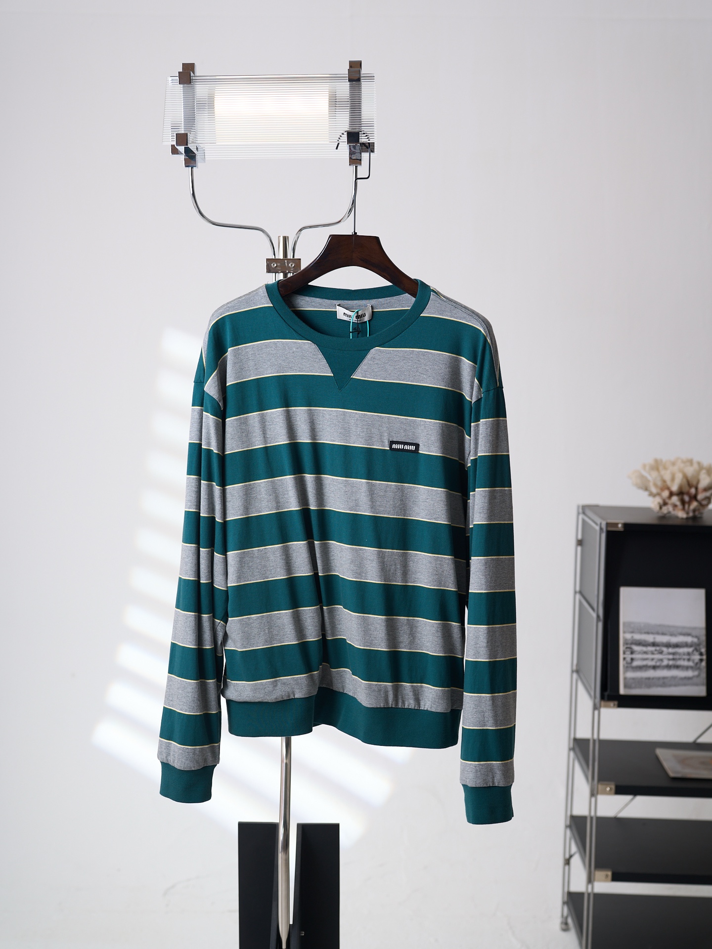 NO:936720,[Real auction] MIU MIU/Miu Miu Contrast stripe embroidered logo knitted long-sleeved sweatshirt [Ready stock] S M L19860909【实物挂拍】MIU MIU/缪缪 撞色条纹刺绣徽标针织长袖运动衫【现货】S M L XL 正品10000购入开发,精疏棉条纹平纹面料,配套1*1罗纹,模版刺绣,定位裁床,面料酵洗,定制11商标,宽松版型,,miumiu,,Men's clothing