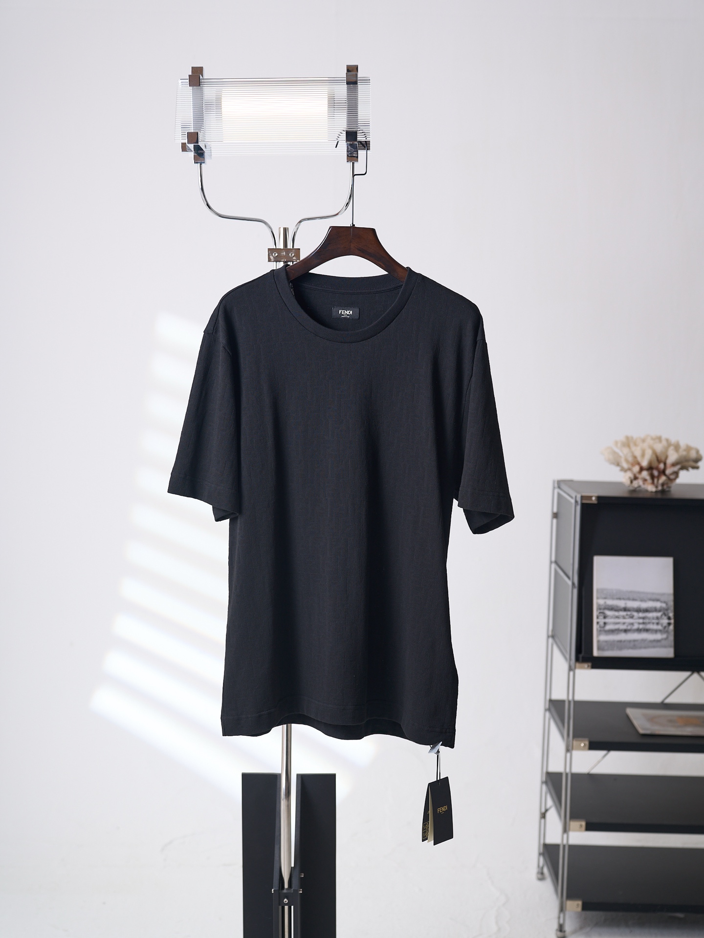 NO:936722,[Physical hanging auction] FENDI/Fendi jacquard FF logo pique round neck short-sleeved T-shirt [ready stock] S M L XL  Authentic 6400 purchased and developed, 32 counts of double-stranded double F jacquard pique fabric 230 grams, 32 counts of 1*1 double yarn rib, 180 grams of bundled plain weave, positioning cutting bed, fabric jacquard, customized 11 trademarks, fitted version,, fendi, fendi, T-shirt, tees, t-shirt,19860909【实物挂拍】FENDI/芬迪 提花FF标识珠地布圆领短袖T恤【现货】S M L XL 正品6400购入开发,32支双股双F提花珠地面料230克,32支1*1双纱罗纹,180克捆条平纹布,定位裁床,面料提花,定制11商标,合身版型,,fendi,fendi,T-shirt,tees，t-shirt,,Men's clothing