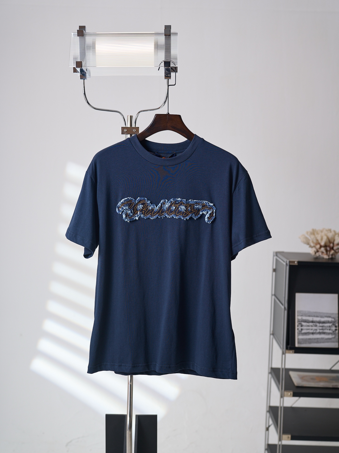 NO:936726,[Physical auction] LV/Louis Vuitton logo denim patch round neck short-sleeved T-shirt (version 5) [Ready stock] S M L XL custom-made luxurious silky cotton, silky and soft, comfortable and skin-friendly, with dark obsidian navy as the base, like an ink-colored midnight wrap, with a calm and elegant quiet aura. Vuitton handwritten denim patch on the chest, hand-made old raw edge texture, embodying the charm of British retro luxury.  The Marque L.Vuitton Deposee logo woven patch on the back whispers the brand's century-old heritage and displays a noble aura in a silent place. It adopts imported machine sewing technology and uses advanced computer control systems and precision mechanical components to realize Vuitton patch sewing operations. High precision. The lines are smooth and delicate. The fabrics have been fermented and washed. The hand feel and texture are better. Not easy to deform, not easy to shrink, not easy to fade. Maintain long-term beauty, loose fit, Louis  vuitton,louis vuitton,T-shirt,tees,t-shirt,19860909【实物挂拍】LV/路易威登 标识牛仔贴布圆领短袖T恤（版本5）【现货】S M L XL 定制奢光丝滑棉 丝滑软糯 舒适亲肤 以暗夜曜石藏青为底 如墨色沉夜裹身 自带沉敛奢雅的静谧气场 胸前Vuitton手写牛仔贴饰 以手工做旧毛边肌理 凝萃英伦复古奢雅之韵 背后Marque L.Vuitton Deposee标识梭织贴饰 低语品牌百年底蕴 于无声处尽显矜贵气场 采用进口机缝制工艺 使用先进的计算机控制系统和精密的机械部件 实现Vuitton贴饰缝制作业 精度高 线条流畅而细腻 面料都经过酵洗 手感质感更佳 不易变形 不易缩水 不易褪色 保持长久的美观,宽松版型,,louis vuitton,louis vuitton,T-shirt,tees，t-shirt,,Men's clothing