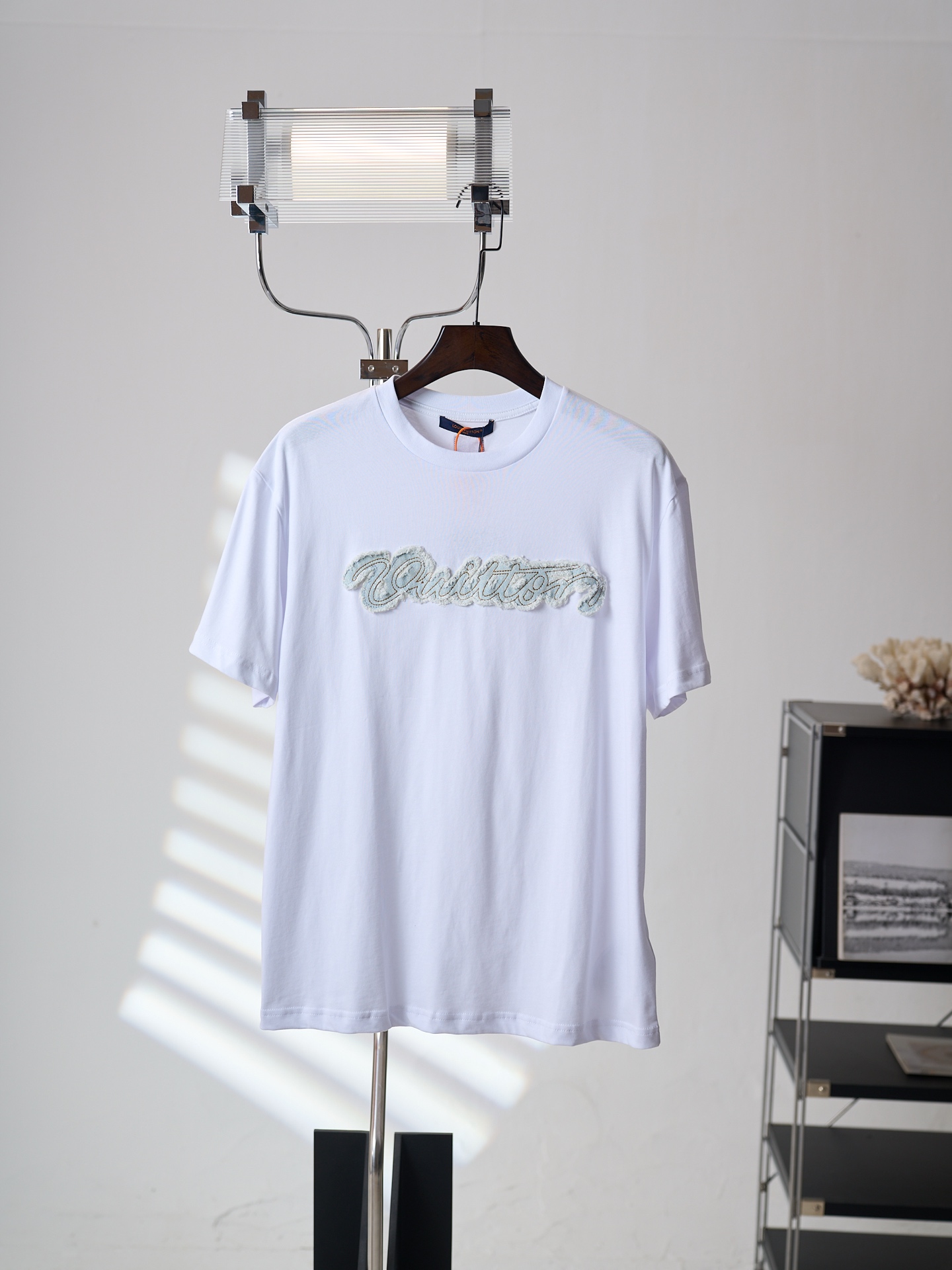 NO:936728,[Physical auction] LV/Louis Vuitton logo denim patch round neck short-sleeved T-shirt (version 5) [Ready stock] S M L XL custom-made luxury silky cotton, silky and soft, comfortable and skin-friendly. It is made of clouds and dusk snow-white as the base, like the first snow covering the top of the clouds. It has a luxurious and elegant aura of white space. The Vuitton handwritten denim patch on the chest is hand-made with old rough texture, embodying the charm of British retro luxury and elegance. Marque behind it  L.Vuitton Deposee logo woven patch whispers the brand's century-old heritage and displays a noble aura in a silent place. It adopts imported machine sewing technology and uses advanced computer control systems and precision mechanical components to realize Vuitton patch sewing operations. High precision. The lines are smooth and delicate. The fabrics have been fermented and have a better hand feel. Not easy to deform, not easy to shrink, not easy to fade. Maintain long-term beauty, loose fit, louis vuitton, louis  vuitton,T-shirt,tees,t-shirt,19860909【实物挂拍】LV/路易威登 标识牛仔贴布圆领短袖T恤（版本5）【现货】S M L XL 定制奢光丝滑棉 丝滑软糯 舒适亲肤 以云絮暮雪白为底 似初雪覆于云巅 自带奢雅留白的清贵气场 胸前Vuitton手写体牛仔贴饰 以手工做旧毛边肌理 凝萃英伦复古奢雅之韵 背后Marque L.Vuitton Deposee标识梭织贴饰 低语品牌百年底蕴 于无声处尽显矜贵气场 采用进口机缝制工艺 使用先进的计算机控制系统和精密的机械部件 实现Vuitton贴饰缝制作业 精度高 线条流畅而细腻 面料都经过酵洗 手感质感更佳 不易变形 不易缩水 不易褪色 保持长久的美观,宽松版型,,louis vuitton,louis vuitton,T-shirt,tees，t-shirt,,Men's clothing
