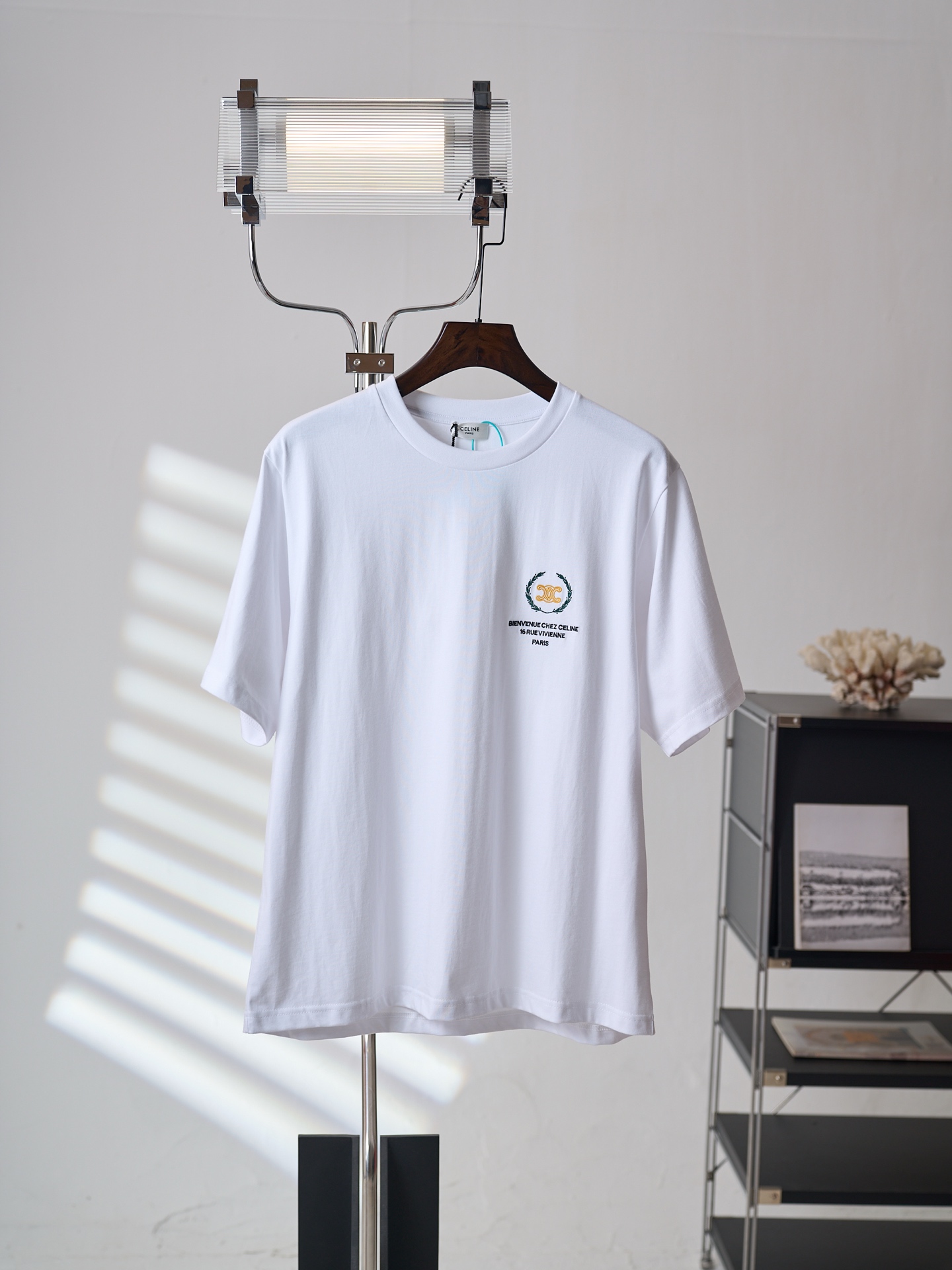 NO:936729,[Real auction] Celine/Celine wheat circle printed round neck short-sleeved T-shirt [ready stock] XS S M L fabric 15S fine cotton plain / 230G rib 32S double yarn tensioner thread / 340G  It is made of 15S fine cotton fabric that has been carefully processed to have excellent moisture absorption, breathability and abrasion resistance while retaining a soft and smooth touch. The retro fine cotton has a unique retro tone on a thick basis. The texture is light but full of bones, and it fits the skin without being bulky. The double yarn structure of the drawbar thread gives the collar and cuffs excellent elastic recovery, ensuring that the shape remains stable after multiple wears, laying a light and crisp foundation texture for the entire T-shirt.  The predecessor's wheat circle elements are presented using needle-to-needle embroidery technology. This process is characterized by short, overlapping stitches, and the embroidery needles are staggered back and forth as they travel, forming a fine and rhythmic line texture. When the embroidery expresses the transition and superposition of outlines, it can capture the lightness and softness of the natural form, making the wheat circle pattern appear as if  Delicate texture like hand-painting. The needle embroidery not only retains the warmth of hand traces, but also shows a high degree of artistic expression. The overall style is simple and exquisite, adding an intriguing visual layer to the solid color body.,,celine,celine,T-shirt,tees,t-shirt,19860909【实物挂拍】Celine/赛琳 小麦圈印花圆领短袖T恤【现货】XS S M L 面料15S精棉平纹 / 230G 罗纹32S双纱拉架螺纹 / 340G 采用15S精棉面料经精细加工,兼具优良的吸湿透气性与耐磨性,同时保留柔软光滑的触感.复古精棉在厚实基础上呈现独特复古色调,质地轻薄却富有骨感,穿着贴合皮肤且不显笨重.拉架螺纹的双纱结构赋予领口与袖口优异的弹性恢复力,确保多次穿着后依然保持形态稳定,为整件T恤奠定既轻盈又挺括的基础质感. 前身小麦圈元素采用挨针刺绣工艺呈现.该工艺以短促、交叠的针迹为特征,绣针在行进中前后错落,形成细密且富有节奏感的线条肌理.刺绣在表现轮廓的过渡与叠加时,能够捕捉自然形态的轻盈与柔美,让小麦圈图案呈现出如同手绘般的细腻质感.挨针刺绣既保留了手工痕迹的温度,又展现出高度的艺术表现力,整体风格质朴而精致,为纯色衣身增添了耐人寻味的视觉层次.,,celine,celine,T-shirt,tees，t-shirt,,Men's clothing