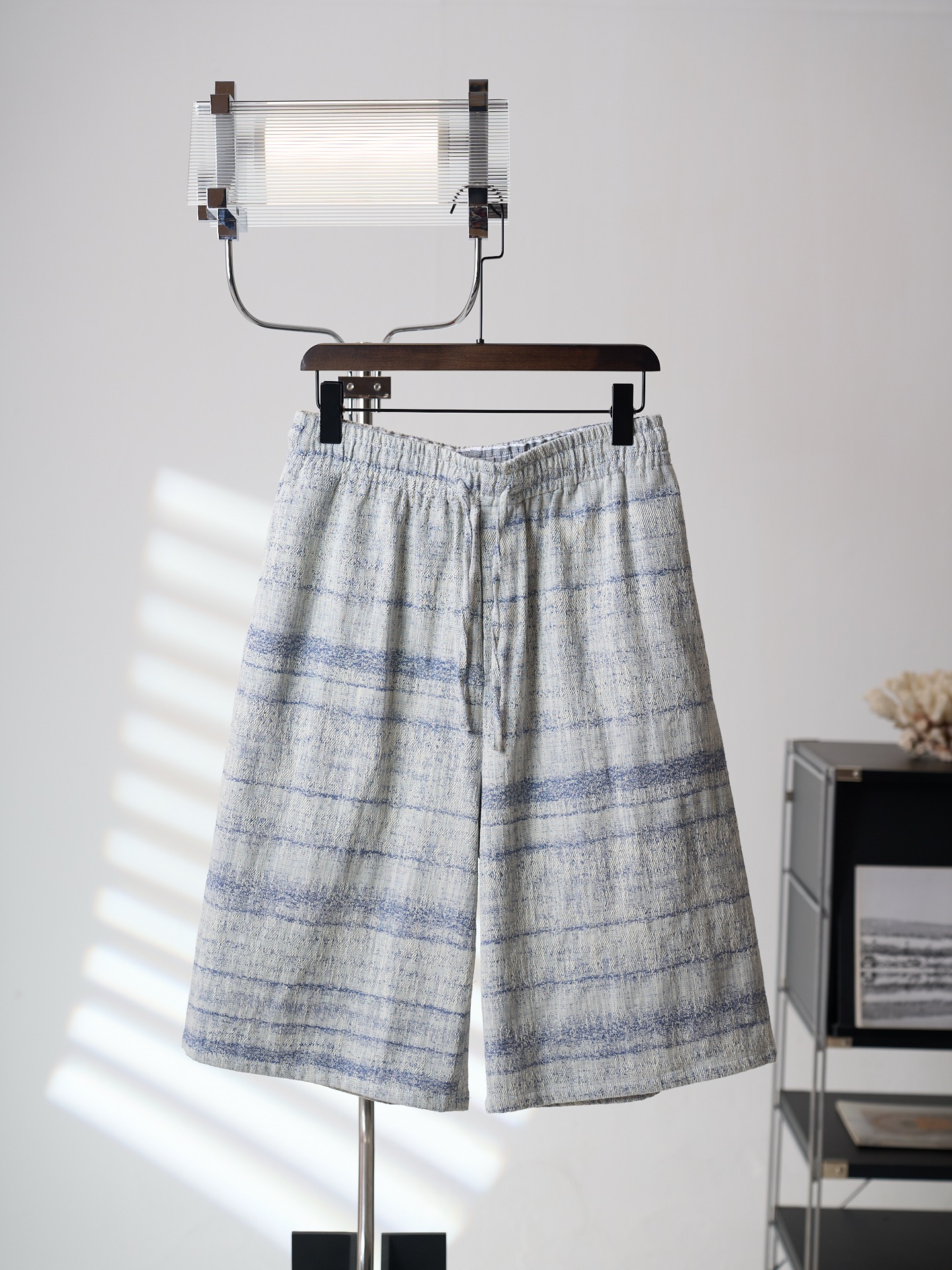 NO:936731,[Physical hanging auction] LOEWE/Loewe textured jacquard embroidered denim denim shorts [Ready stock] S M L19860909【实物挂拍】LOEWE/罗意威 纹理提花刺绣单宁布牛仔短裤【现货】S M L XL 正品7500购入开发,定制粗纺棉纱大提花450克,进口刺绣,面料提花,定制11腰绳,定制11商标,宽松版型,,loewe,loewe,shorts,,Men's clothing