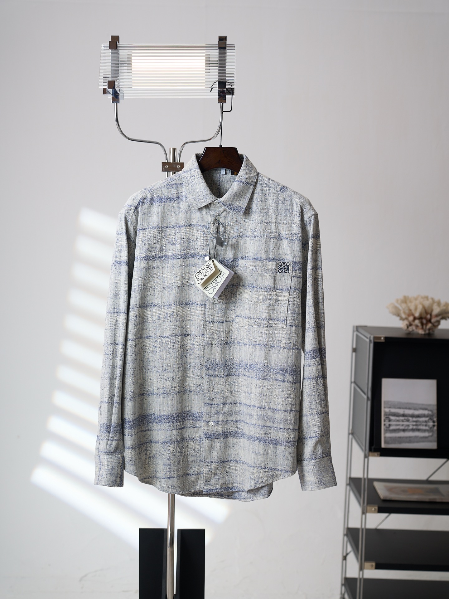NO:936733,[Physical hanging auction] LOEWE/Luo Yiwei textured jacquard embroidered denim long-sleeved shirt [in stock] 39 40 41 42 genuine 8800 purchased and developed, customized woolen cotton jacquard 450 grams, imported embroidery, fabric jacquard, customized 11 buttons, customized 11 trademarks, loose version,, loewe, loewe, shirts,19860909【实物挂拍】LOEWE/罗意威 纹理提花刺绣单宁布牛仔长袖衬衫【现货】39 40 41 42 正品8800购入开发,定制粗纺棉纱大提花450克,进口刺绣,面料提花,定制11纽扣,定制11商标,宽松版型,,loewe,loewe,shirts,,Men's clothing