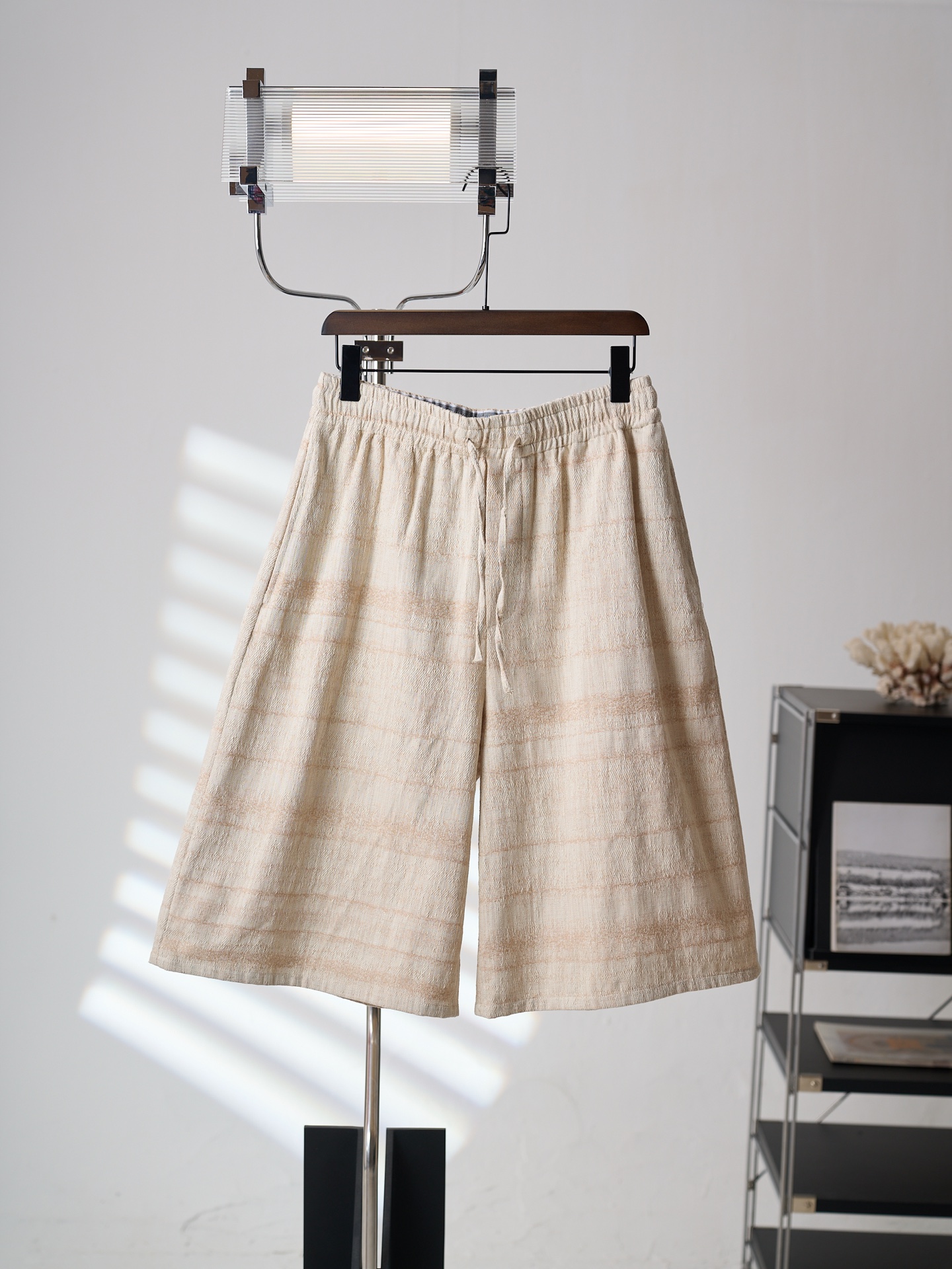 NO:936735,[Physical hanging auction] LOEWE/Loewe textured jacquard embroidered denim denim shorts [Ready stock] S M L19860909【实物挂拍】LOEWE/罗意威 纹理提花刺绣单宁布牛仔短裤【现货】S M L XL 正品7500购入开发,定制粗纺棉纱大提花450克,进口刺绣,面料提花,定制11腰绳,定制11商标,宽松版型,,loewe,loewe,shorts,,Men's clothing