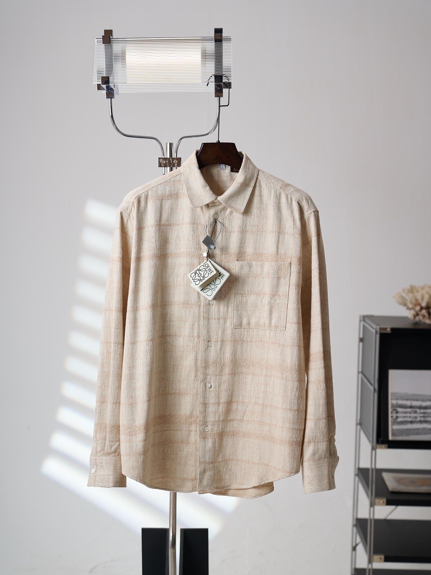 NO:936737,[Physical hanging auction] LOEWE/Luo Yiwei textured jacquard embroidered denim long-sleeved shirt [in stock] 39 40 41 42 genuine 8800 purchased and developed, customized woolen cotton jacquard 450 grams, imported embroidery, fabric jacquard, customized 11 buttons, customized 11 trademarks, loose version,, loewe, loewe, shirts,19860909【实物挂拍】LOEWE/罗意威 纹理提花刺绣单宁布牛仔长袖衬衫【现货】39 40 41 42 正品8800购入开发,定制粗纺棉纱大提花450克,进口刺绣,面料提花,定制11纽扣,定制11商标,宽松版型,,loewe,loewe,shirts,,Men's clothing