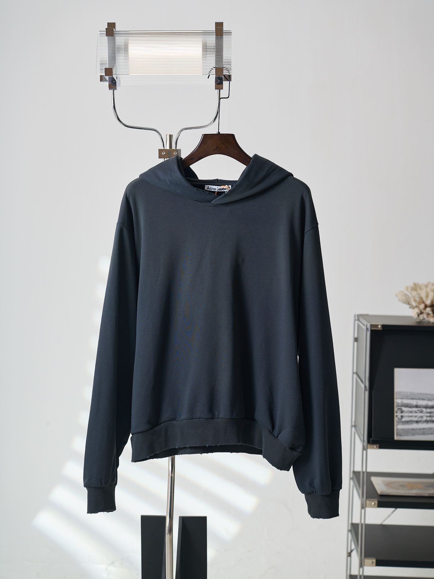 NO:957323,[Real auction] Acne Studios spray-painted distressed logo hooded sweatshirt [Ready stock] S M L  The classic logo is low-key and engraved in the brand's genes. It subtly combines the street luxury texture with Scandinavian minimalist aesthetics. It highlights the high-end aesthetic core of Nordic luxury in a relaxed posture. Adopt glue printing technology. The chest printing has been modified three times with the film screen. Use glue liquid paint to print the pattern on the fabric. Bake the fabric to fix the printed pattern. Gradient distressed spray process. By spraying dyes of different colors on the surface of the fabric, the clothes can show rich color changes under different lights and increase the visual layering.  Many parts of the body of the garment are worn by pure artificial regular positioning. Manual brush marks add texture and depth to the surface of the clothing to imitate the texture of natural wear. The fabrics have been fermented and washed to give a better hand feel. Not easy to deform, not easy to shrink, not easy to fade. Maintain long-term beauty, loose fit,,acne studios, dior, hoodie, sweatshirts, hats,19860909【实物挂拍】Acne Studios 喷绘做旧徽标连帽卫衣【现货】S M L XL 定制空氧柔棉混纺 软糯细腻 舒适亲肤 夜雾炭黑色调高级冷冽 自带松弛矜贵气场 宽松落肩廓形随性舒展 毛边下摆勾勒复古随性线条 衣背做旧花体徽标Acne Studios STOCKHOLM 1996静默点缀 经典标识低调镌刻品牌基因 精妙融合街头轻奢质感与斯堪的纳维亚极简美学 于松弛姿态里 彰显北欧奢潮的高阶审美内核 采用胶浆印花工艺 胸前印花经过三次菲林网板修改 使用胶浆液体涂料在织物上打印图案 烘烤织物以固定印刷图案 渐变做旧喷马骝工艺 通过在织物表面喷洒不同颜色的染料 实现衣物在不同光线下呈现出丰富的色彩变化 增加视觉层次感 衣身多处皆由纯人工规律性定位磨破 手工刷痕 在衣物表面增加纹理和深度感 以模仿自然磨损的质感 面料都经过酵洗 手感质感更佳 不易变形 不易缩水 不易褪色 保持长久的美观,宽松版型,,acne studios,dior,hoodie,sweatshirts,hats,,Men's clothing