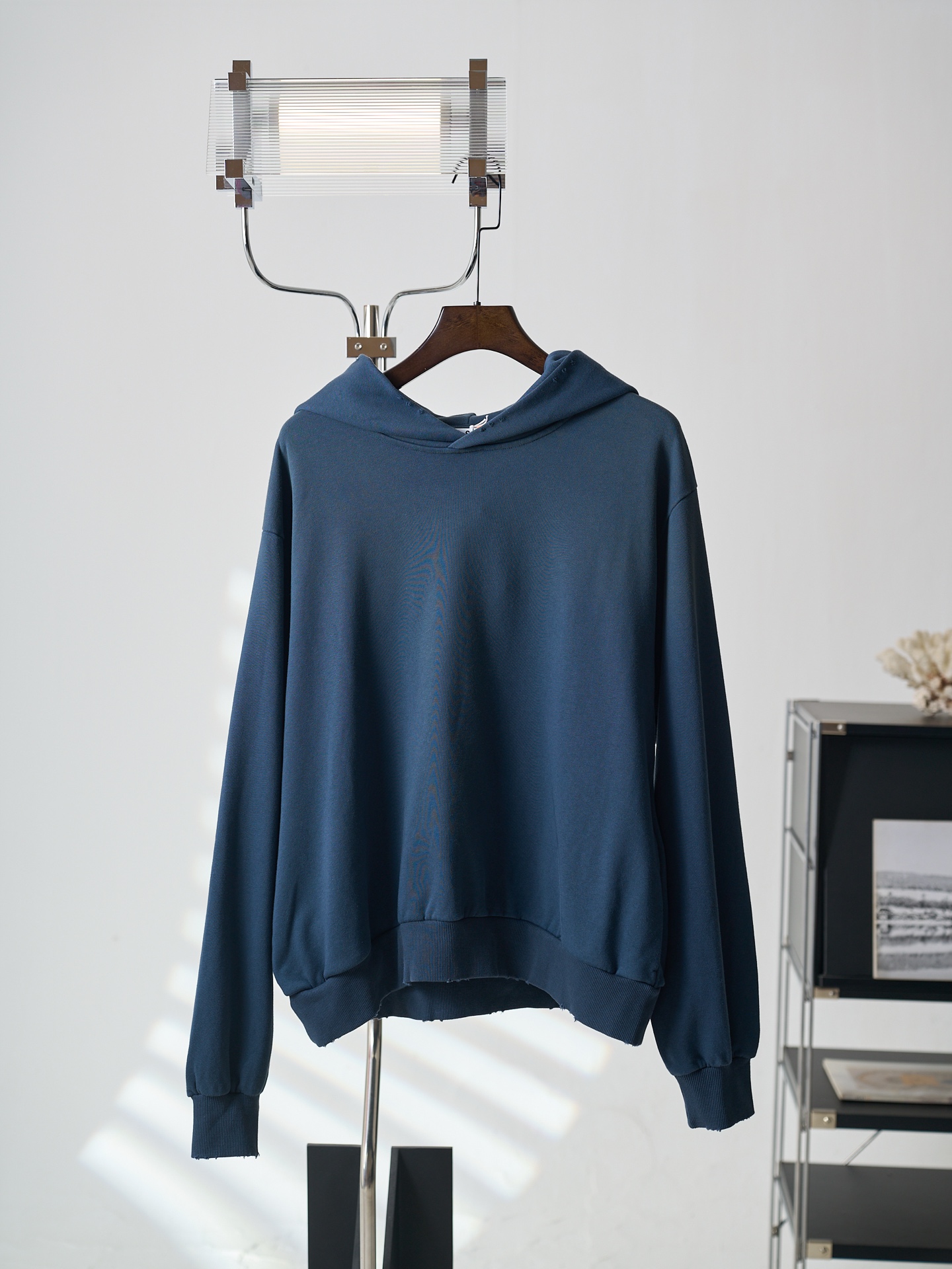 NO:957332,[Real auction] Acne Studios spray-painted distressed logo hooded sweatshirt [Ready stock] S M L  The classic logo is low-key and engraved in the brand's genes. It subtly combines the street luxury texture with Scandinavian minimalist aesthetics. It highlights the high-end aesthetic core of Nordic luxury in a relaxed posture. Adopt glue printing technology. The chest printing has been modified three times with the film screen. Use glue liquid paint to print the pattern on the fabric. Bake the fabric to fix the printed pattern. Gradient distressed spray process. By spraying dyes of different colors on the surface of the fabric, the clothes can show rich color changes under different lights and increase the visual layering.  Many parts of the body of the garment are worn by pure artificial regular positioning. Manual brush marks add texture and depth to the surface of the clothing to imitate the texture of natural wear. The fabrics have been fermented and washed to give a better hand feel. Not easy to deform, not easy to shrink, not easy to fade. Maintain long-term beauty, loose fit,,acne studios, dior, hoodie, sweatshirts, hats,19860909【实物挂拍】Acne Studios 喷绘做旧徽标连帽卫衣【现货】S M L XL 定制空氧柔棉混纺 软糯细腻 舒适亲肤 深海雾蓝色调雅致内敛 自带松弛矜贵气场 宽松落肩廓形随性舒展 毛边下摆勾勒复古随性线条 衣背做旧花体徽标Acne Studios STOCKHOLM 1996静默点缀 经典标识低调镌刻品牌基因 精妙融合街头轻奢质感与斯堪的纳维亚极简美学 于松弛姿态里 彰显北欧奢潮的高阶审美内核 采用胶浆印花工艺 胸前印花经过三次菲林网板修改 使用胶浆液体涂料在织物上打印图案 烘烤织物以固定印刷图案 渐变做旧喷马骝工艺 通过在织物表面喷洒不同颜色的染料 实现衣物在不同光线下呈现出丰富的色彩变化 增加视觉层次感 衣身多处皆由纯人工规律性定位磨破 手工刷痕 在衣物表面增加纹理和深度感 以模仿自然磨损的质感 面料都经过酵洗 手感质感更佳 不易变形 不易缩水 不易褪色 保持长久的美观,宽松版型,,acne studios,dior,hoodie,sweatshirts,hats,,Men's clothing