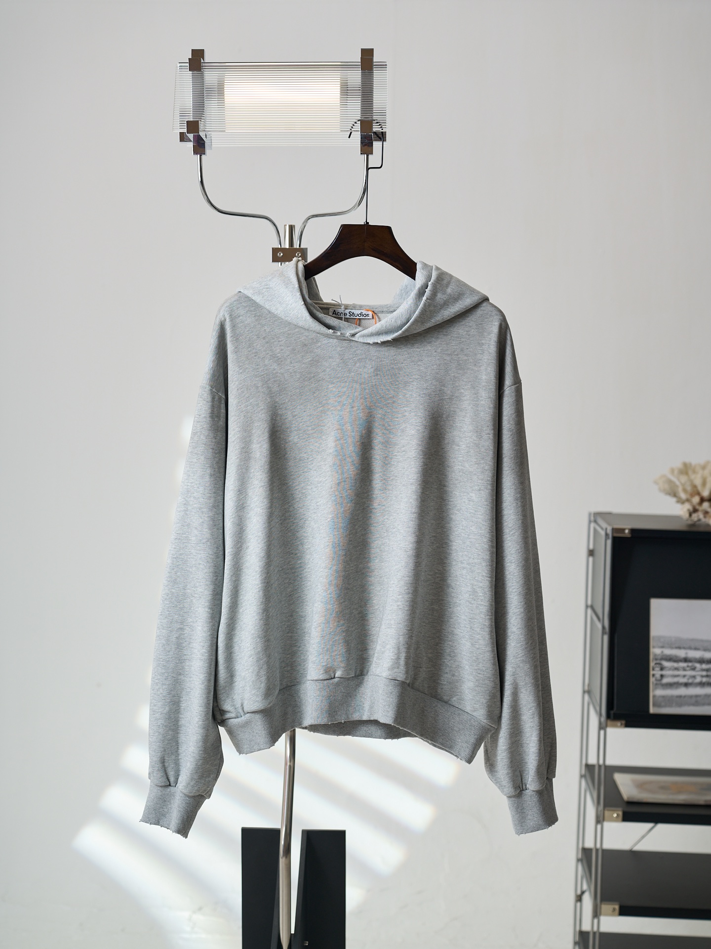 NO:957350,[Real auction] Acne Studios spray-painted distressed logo hooded sweatshirt [Ready stock] S M L  The classic logo is low-key and engraved in the brand's genes. It subtly combines the street luxury texture with Scandinavian minimalist aesthetics. It highlights the high-end aesthetic core of Nordic luxury in a relaxed posture. Adopt glue printing technology. The chest printing has been modified three times with the film screen. Use glue liquid paint to print the pattern on the fabric. Bake the fabric to fix the printed pattern. Gradient distressed spray process. By spraying dyes of different colors on the surface of the fabric, the clothes can show rich color changes under different lights and increase the visual layering.  Many parts of the body of the garment are worn by pure artificial regular positioning. Manual brush marks add texture and depth to the surface of the clothing to imitate the texture of natural wear. The fabrics have been fermented and washed to give a better hand feel. Not easy to deform, not easy to shrink, not easy to fade. Maintain long-term beauty, loose fit,,acne studios, dior, hoodie, sweatshirts, hats,19860909【实物挂拍】Acne Studios 喷绘做旧徽标连帽卫衣【现货】S M L XL 定制空氧柔棉混纺 软糯细腻 舒适亲肤 雾感麻灰色调清冽内敛 自带松弛矜贵气场 宽松落肩廓形随性舒展 毛边下摆勾勒复古随性线条 衣背做旧花体徽标Acne Studios STOCKHOLM 1996静默点缀 经典标识低调镌刻品牌基因 精妙融合街头轻奢质感与斯堪的纳维亚极简美学 于松弛姿态里 彰显北欧奢潮的高阶审美内核 采用胶浆印花工艺 胸前印花经过三次菲林网板修改 使用胶浆液体涂料在织物上打印图案 烘烤织物以固定印刷图案 渐变做旧喷马骝工艺 通过在织物表面喷洒不同颜色的染料 实现衣物在不同光线下呈现出丰富的色彩变化 增加视觉层次感 衣身多处皆由纯人工规律性定位磨破 手工刷痕 在衣物表面增加纹理和深度感 以模仿自然磨损的质感 面料都经过酵洗 手感质感更佳 不易变形 不易缩水 不易褪色 保持长久的美观,宽松版型,,acne studios,dior,hoodie,sweatshirts,hats,,Men's clothing