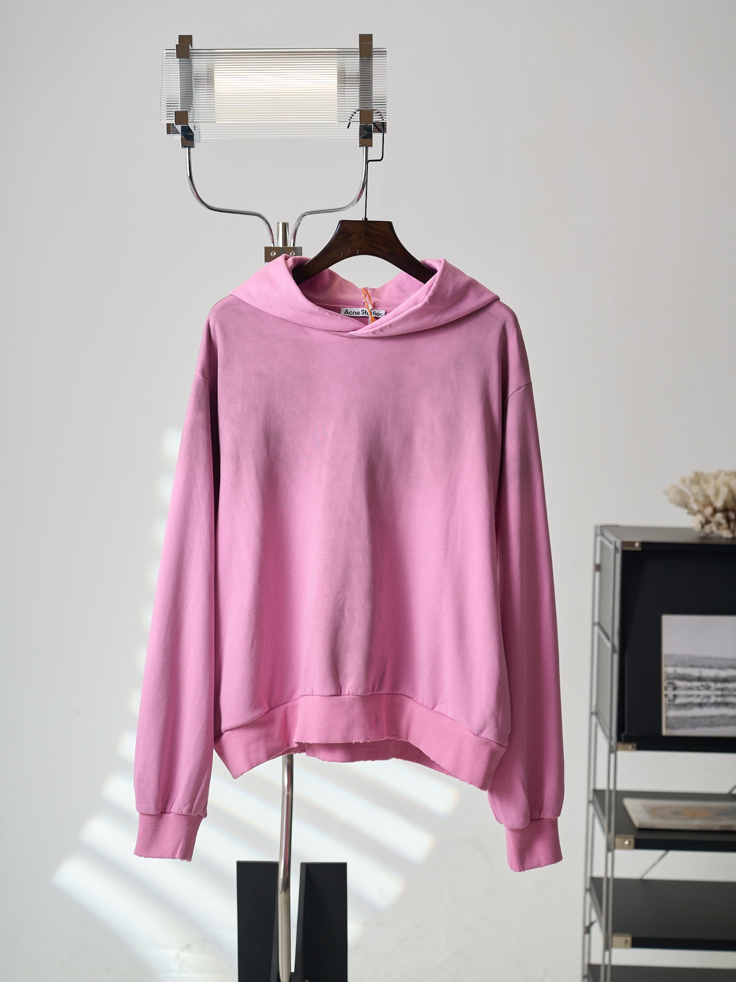 NO:957359,[Real auction] Acne Studios spray-painted distressed logo hooded sweatshirt [Ready stock] S M L  The classic logo is low-key and engraved in the brand's genes. It subtly combines the street luxury texture with Scandinavian minimalist aesthetics. It highlights the high-end aesthetic core of Nordic luxury in a relaxed posture. Adopt glue printing technology. The chest printing has been modified three times with the film screen. Use glue liquid paint to print the pattern on the fabric. Bake the fabric to fix the printed pattern. Gradient distressed spray process. By spraying dyes of different colors on the surface of the fabric, the clothes can show rich color changes under different lights and increase the visual layering.  Many parts of the body of the garment are worn by pure artificial regular positioning. Manual brush marks add texture and depth to the surface of the clothing to imitate the texture of natural wear. The fabrics have been fermented and washed to give a better hand feel. Not easy to deform, not easy to shrink, not easy to fade. Maintain long-term beauty, loose fit,,acne studios, dior, hoodie, sweatshirts, hats,19860909【实物挂拍】Acne Studios 喷绘做旧徽标连帽卫衣【现货】S M L XL 定制空氧柔棉混纺 软糯细腻 舒适亲肤 柔雾胭粉色调雅致内敛 自带松弛矜贵气场 宽松落肩廓形随性舒展 毛边下摆勾勒复古随性线条 衣背做旧花体徽标Acne Studios STOCKHOLM 1996静默点缀 经典标识低调镌刻品牌基因 精妙融合街头轻奢质感与斯堪的纳维亚极简美学 于松弛姿态里 彰显北欧奢潮的高阶审美内核 采用胶浆印花工艺 胸前印花经过三次菲林网板修改 使用胶浆液体涂料在织物上打印图案 烘烤织物以固定印刷图案 渐变做旧喷马骝工艺 通过在织物表面喷洒不同颜色的染料 实现衣物在不同光线下呈现出丰富的色彩变化 增加视觉层次感 衣身多处皆由纯人工规律性定位磨破 手工刷痕 在衣物表面增加纹理和深度感 以模仿自然磨损的质感 面料都经过酵洗 手感质感更佳 不易变形 不易缩水 不易褪色 保持长久的美观,宽松版型,,acne studios,dior,hoodie,sweatshirts,hats,,Men's clothing