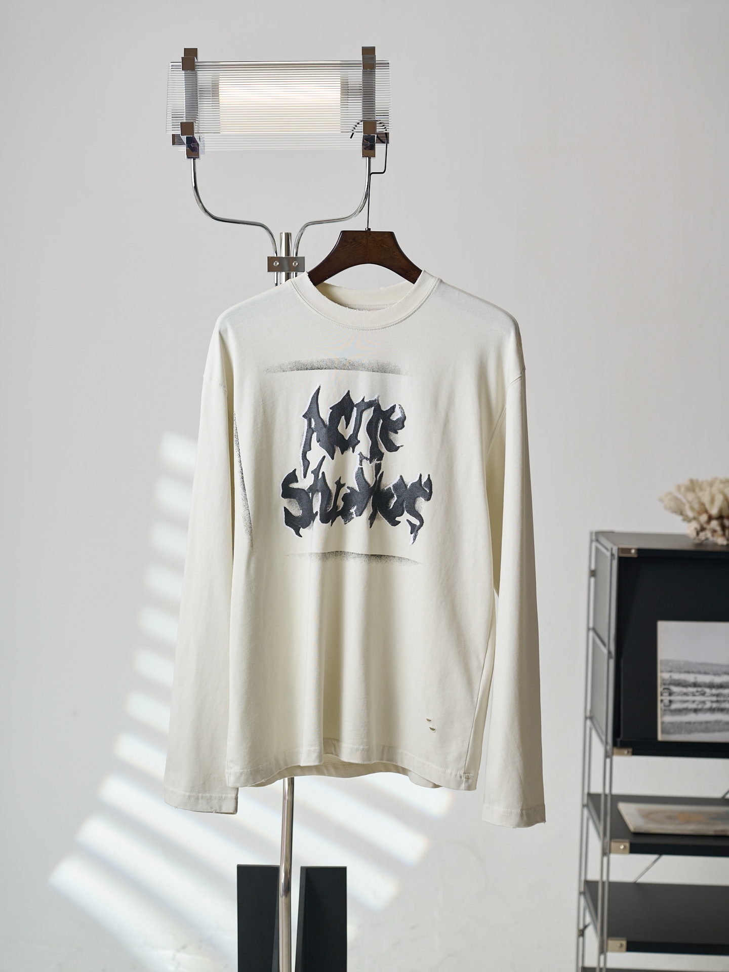 NO:957293,[Real auction] Acne Studios printed distressed long-sleeved T-shirt [Ready stock] S M L  The elegant collision of Nordic minimalist style and street rebellious spirit is interpreted to the extreme. The glue printing process is used. The printing is modified three times by the film screen. The glue liquid paint is used to print the pattern on the fabric. The fabric is baked to fix the printed pattern. Many parts of the body are worn by pure artificial regular positioning. Hand brush marks add texture and depth to the surface of the clothing to imitate the texture of natural wear. The fabrics have been fermented and have a better hand feel. They are not easy to deform, shrink or fade.  Maintain long-term beauty, loose fit,acne studios, dior, tees, t-shirt,19860909【实物挂拍】Acne Studios 印花做旧长袖T恤【现货】S M L XL 定制空氧柔雾平纹针织 柔滑细腻 舒适亲肤 旧梦米白底色 做旧肌理间暗藏复古奢意 松弛而高级 正反双面以火焰哥特字体镌刻 Acne Studios 暗黑亚文化锋芒自然流淌 手工雕琢的破洞与磨损细节 复刻岁月沉淀的野性质感 将北欧极简格调与街头反叛精神的奢雅碰撞演绎至极致 采用胶浆印花工艺 印花经过三次菲林网板修改 使用胶浆液体涂料在织物上打印图案 烘烤织物以固定印刷图案 衣身多处皆由纯人工规律性定位磨破 手工刷痕 在衣物表面增加纹理和深度感 以模仿自然磨损的质感 面料都经过酵洗 手感质感更佳 不易变形 不易缩水 不易褪色 保持长久的美观,宽松版型,,acne studios,dior,tees，t-shirt,,Men's clothing