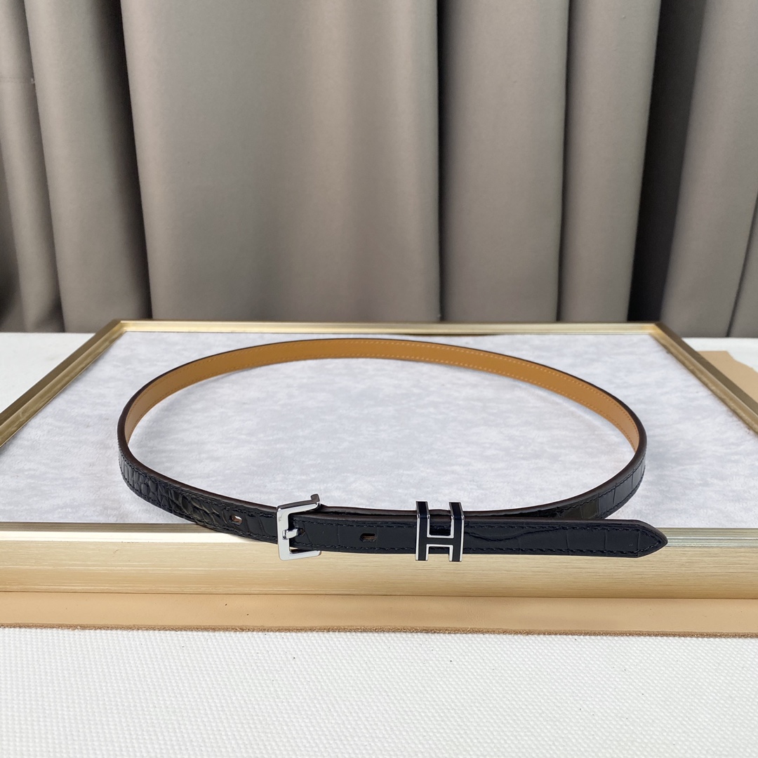 Original. Cinturón de cuero de cocodrilo Hermès, con hebilla de cinturón chapada en paladio. Efecto diamante pulido y b…