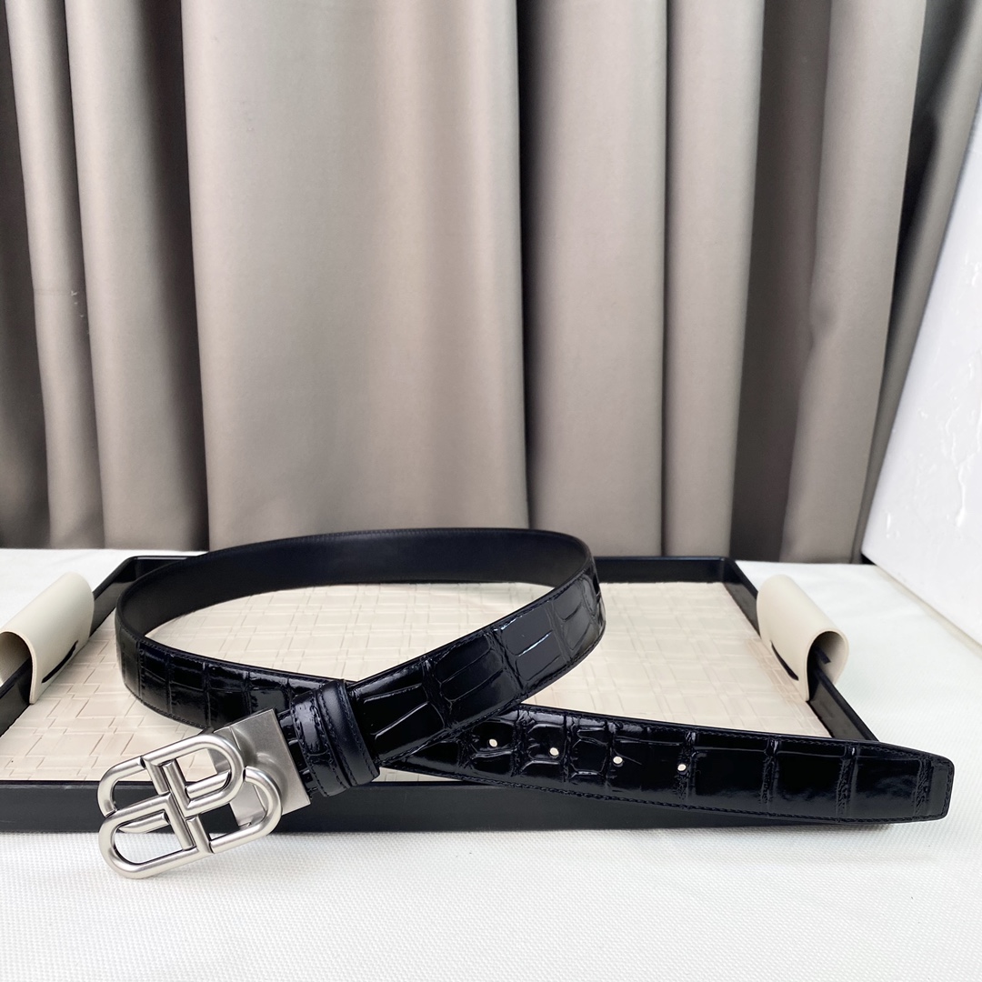 ️alenciagaBB窄版腰带这款BB版腰带来自Balenci设计细节正面扣双面佩戴可裁剪款式打孔式细