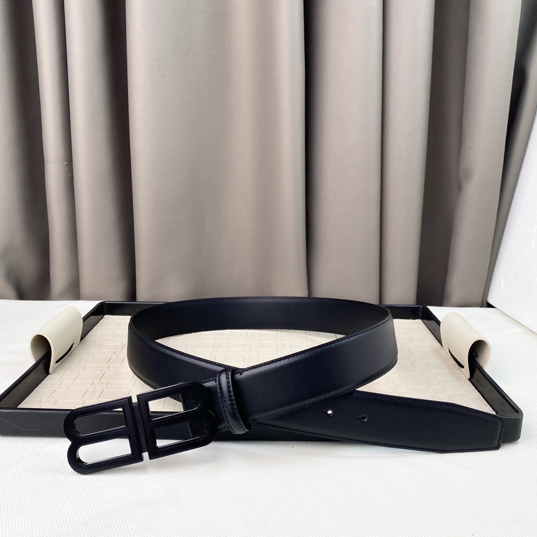 ️alenciagaBB宽版腰带这款BB版腰带来自Balenci设计细节打孔式细节3.8cm