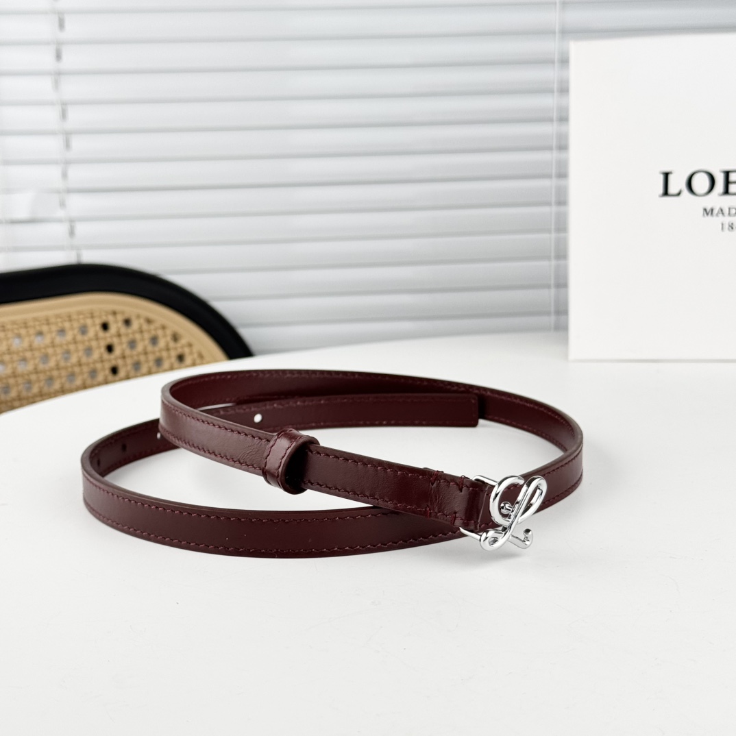 Loewe罗意w2024Sss秋冬新款光滑小牛皮腰带配有L字母组合针扣手工细致精巧具有浓厚浪漫古雅情调的