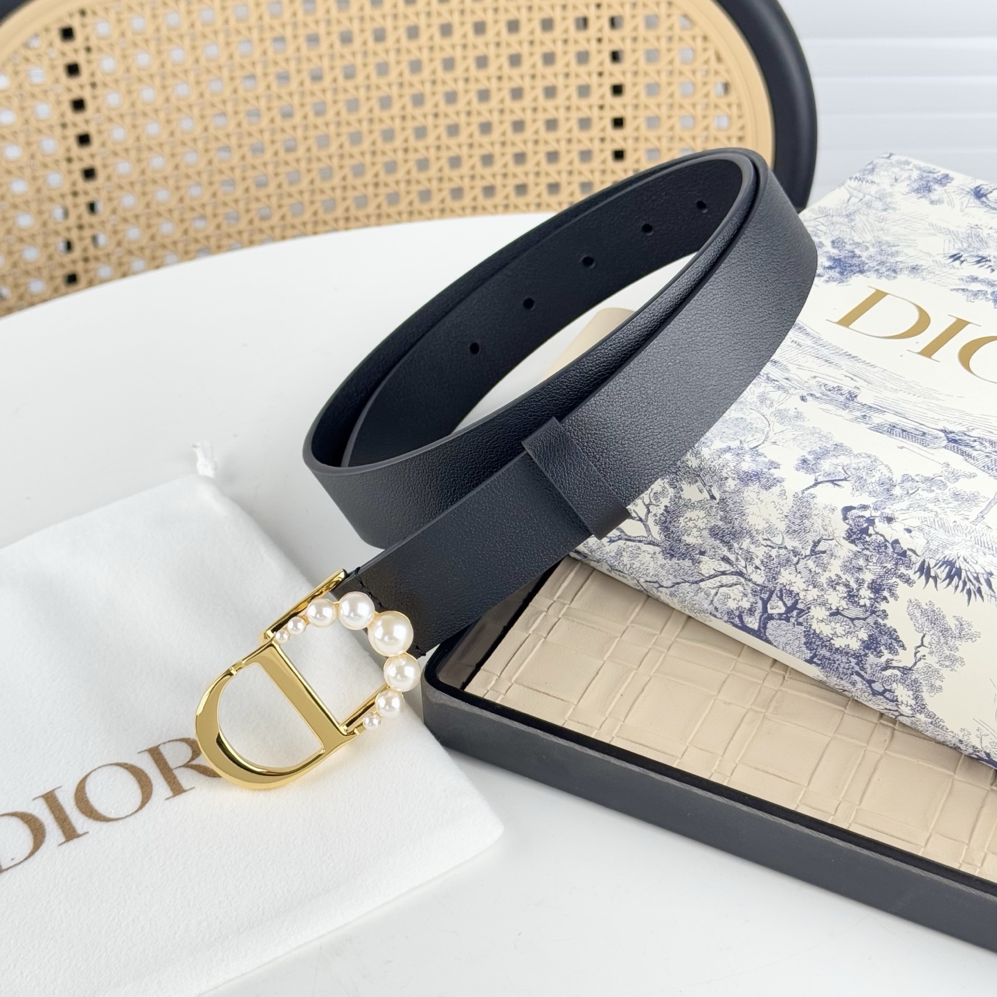 P130。 Dior 早春新款 C D搭扣黄铜腰带扣，小牛皮腰带 款式时髦优雅、可搭配牛仔裤半裙或者连衣裙，经典永存 3cm