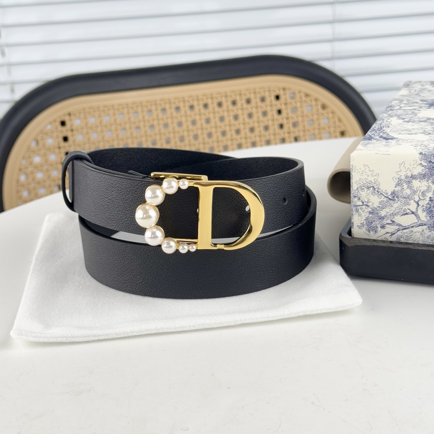 P130。 Dior 早春新款 C D搭扣黄铜腰带扣，小牛皮腰带 款式时髦优雅、可搭配牛仔裤半裙或者连衣裙，经典永存 3cm
