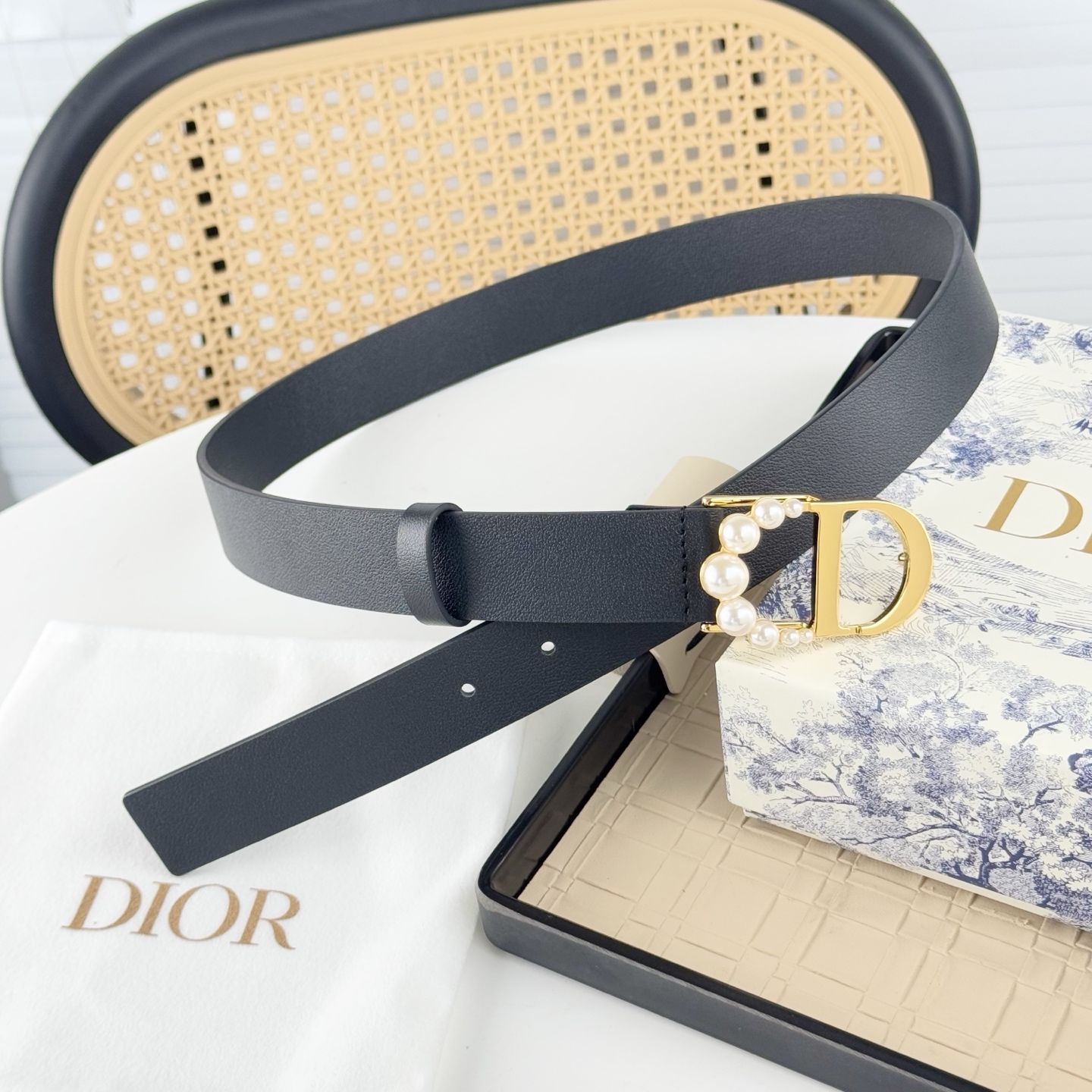 P130。 Dior 早春新款 C D搭扣黄铜腰带扣，小牛皮腰带 款式时髦优雅、可搭配牛仔裤半裙或者连衣裙，经典永存 3cm
