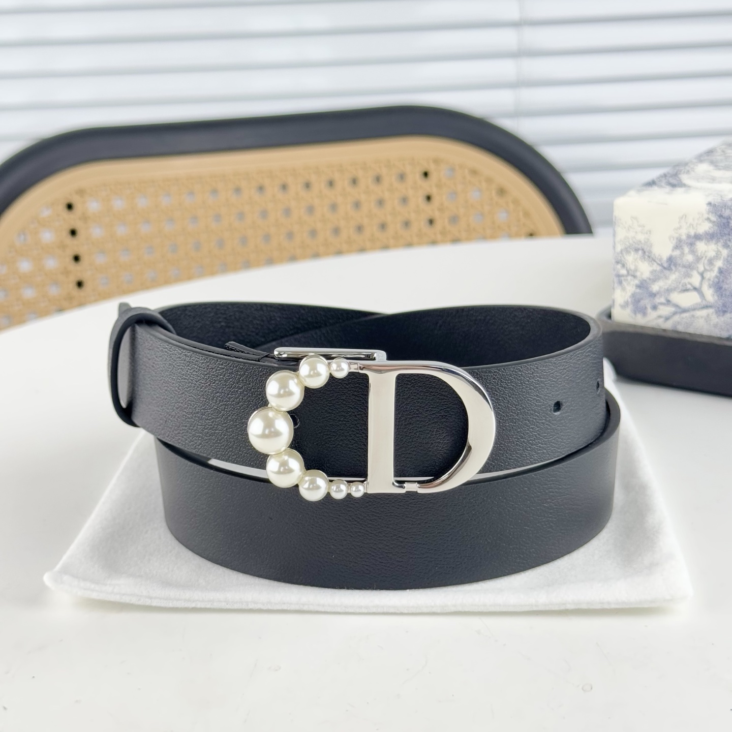 P130。 Dior 早春新款 C D搭扣黄铜腰带扣，小牛皮腰带 款式时髦优雅、可搭配牛仔裤半裙或者连衣裙，经典永存 3cm