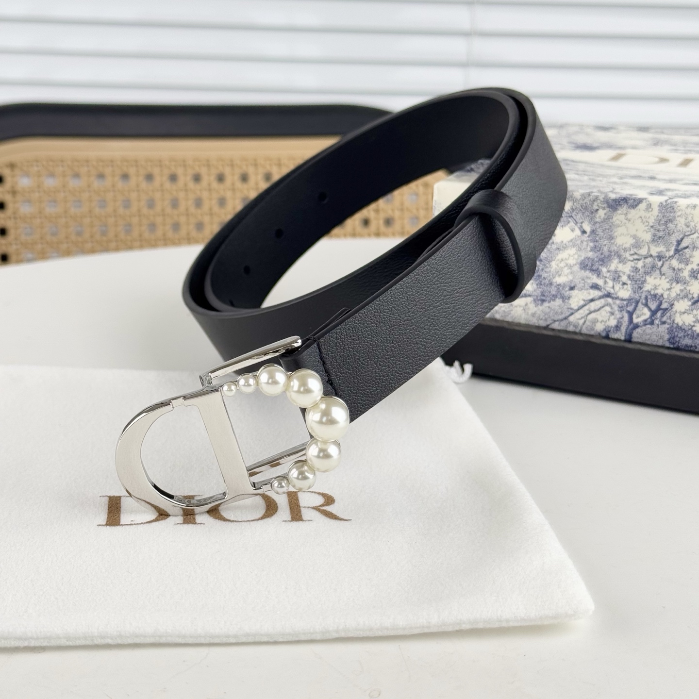 P130。 Dior 早春新款 C D搭扣黄铜腰带扣，小牛皮腰带 款式时髦优雅、可搭配牛仔裤半裙或者连衣裙，经典永存 3cm