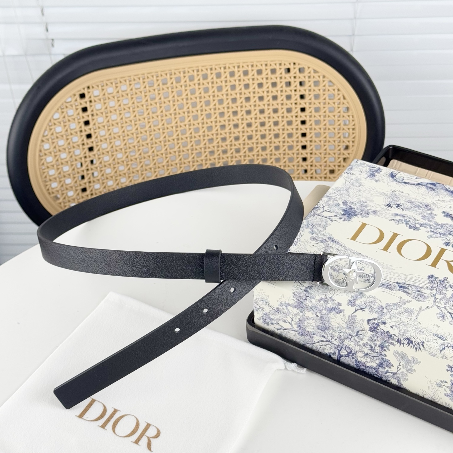 P120。 Dior 早春新款 C D搭扣黄铜腰带扣，小牛皮腰带 款式时髦优雅、可搭配牛仔裤半裙或者连衣裙，经典永存 2cm