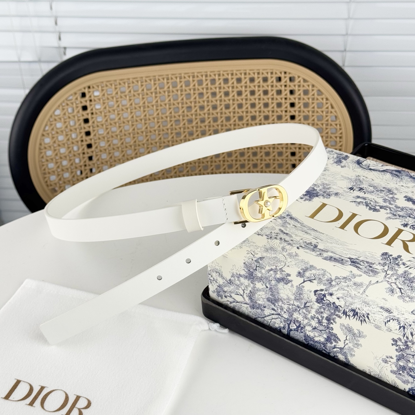 P120。 Dior 早春新款 C D搭扣黄铜腰带扣，小牛皮腰带 款式时髦优雅、可搭配牛仔裤半裙或者连衣裙，经典永存 2cm