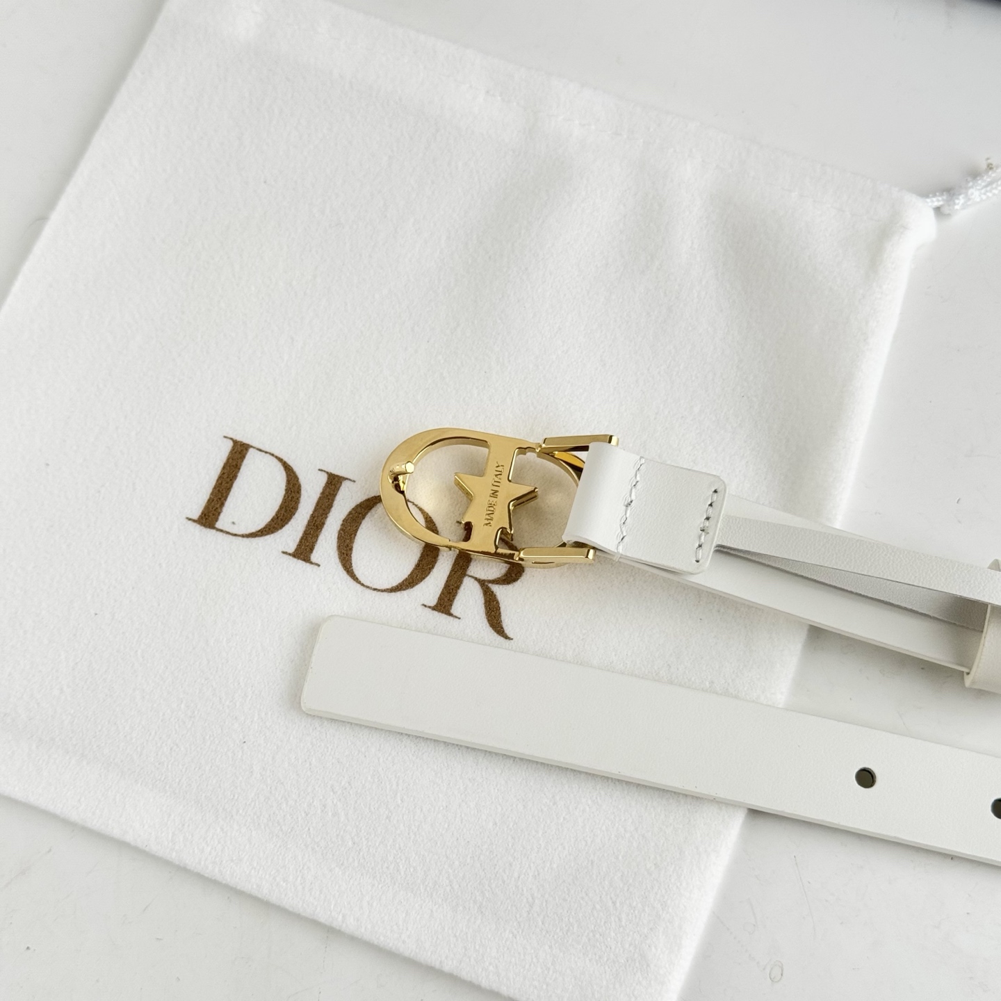 P120。 Dior 早春新款 C D搭扣黄铜腰带扣，小牛皮腰带 款式时髦优雅、可搭配牛仔裤半裙或者连衣裙，经典永存 2cm