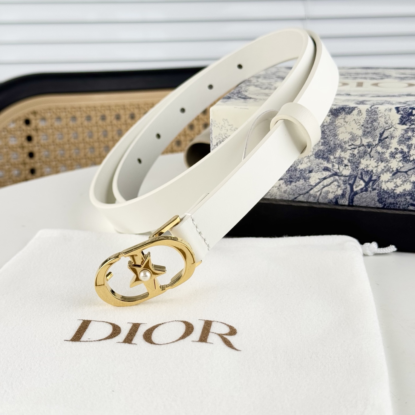 P120。 Dior 早春新款 C D搭扣黄铜腰带扣，小牛皮腰带 款式时髦优雅、可搭配牛仔裤半裙或者连衣裙，经典永存 2cm