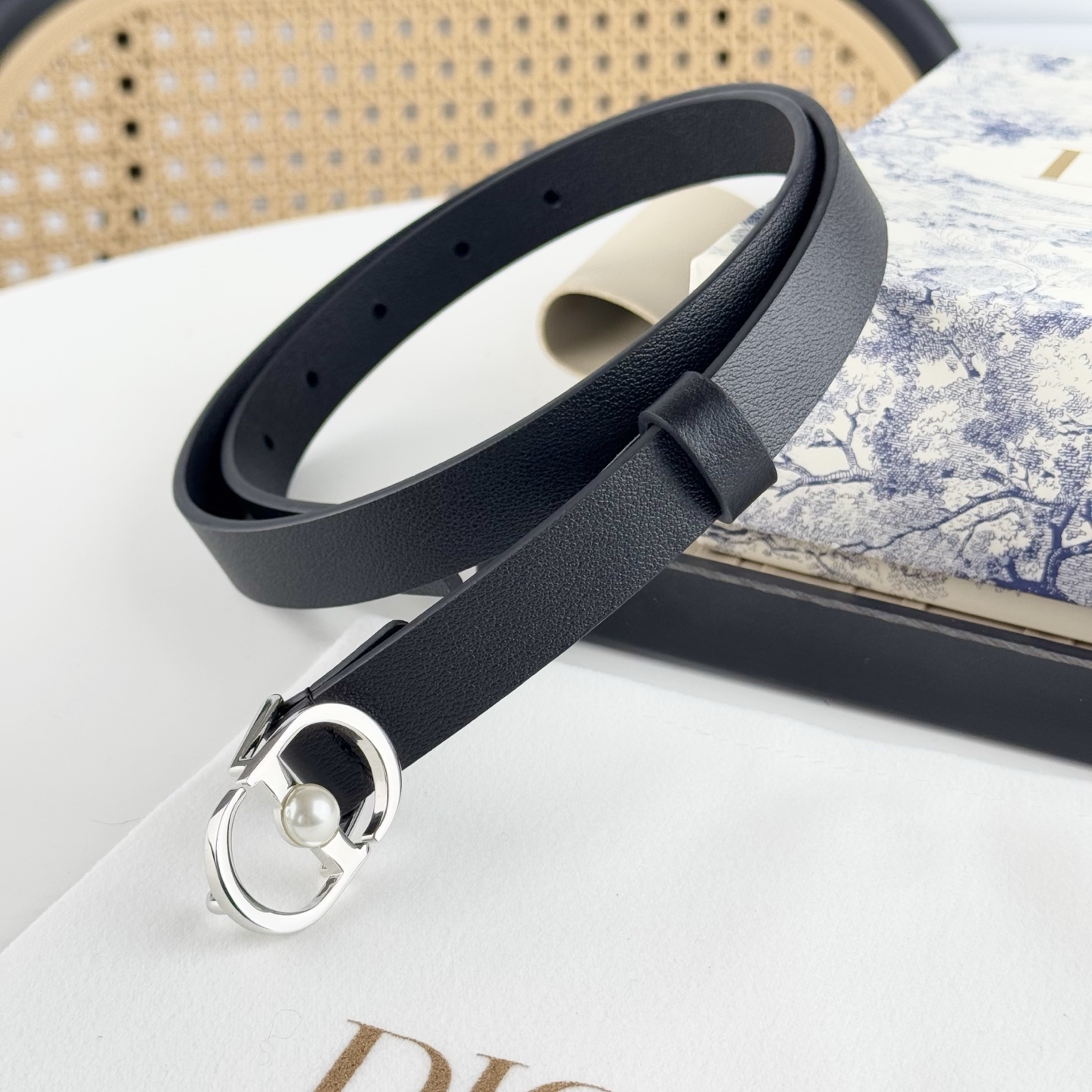 P120。 Dior 早春新款 C D搭扣黄铜腰带扣，小牛皮腰带 款式时髦优雅、可搭配牛仔裤半裙或者连衣裙，经典永存 2cm