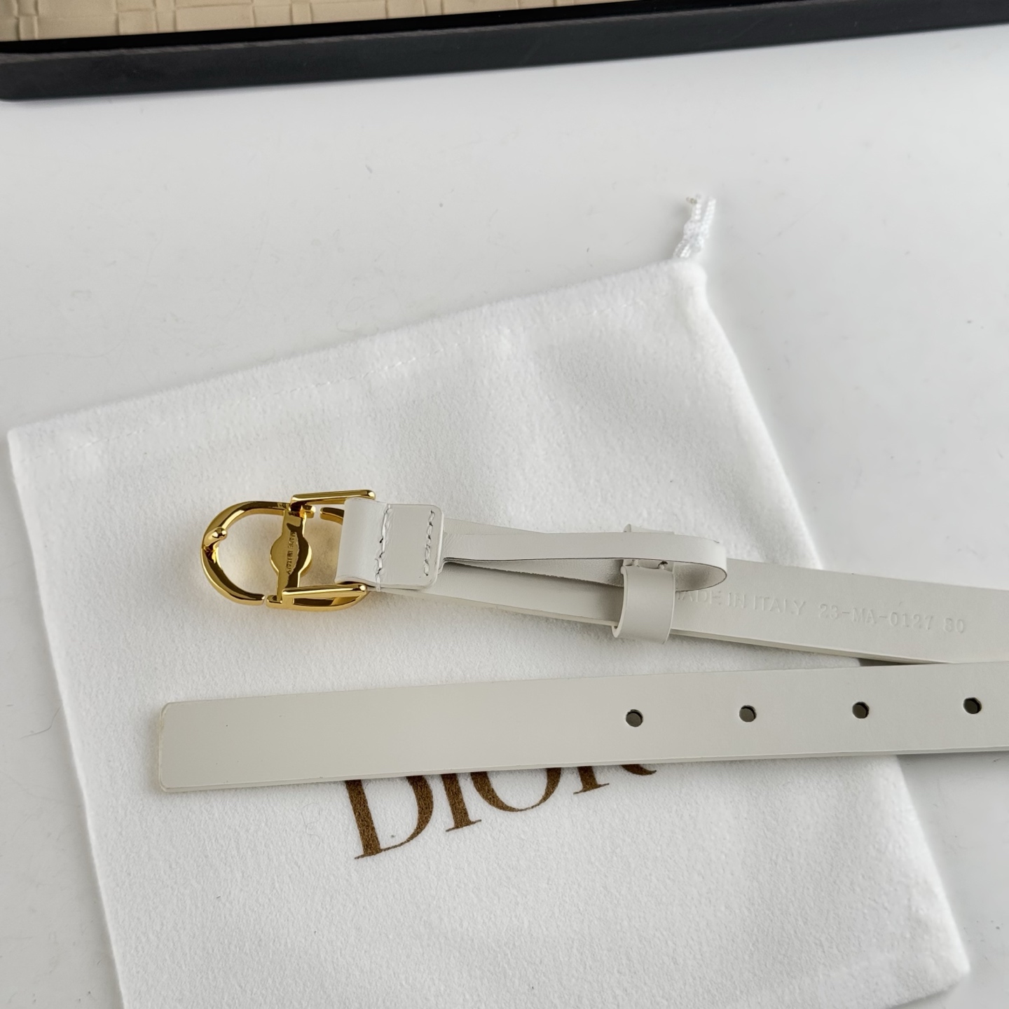 P120。 Dior 早春新款 C D搭扣黄铜腰带扣，小牛皮腰带 款式时髦优雅、可搭配牛仔裤半裙或者连衣裙，经典永存 2cm