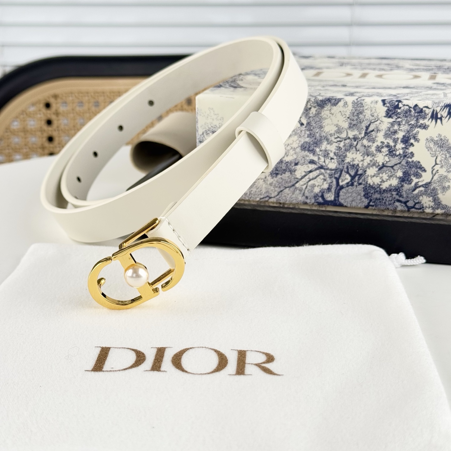 P120。 Dior 早春新款 C D搭扣黄铜腰带扣，小牛皮腰带 款式时髦优雅、可搭配牛仔裤半裙或者连衣裙，经典永存 2cm