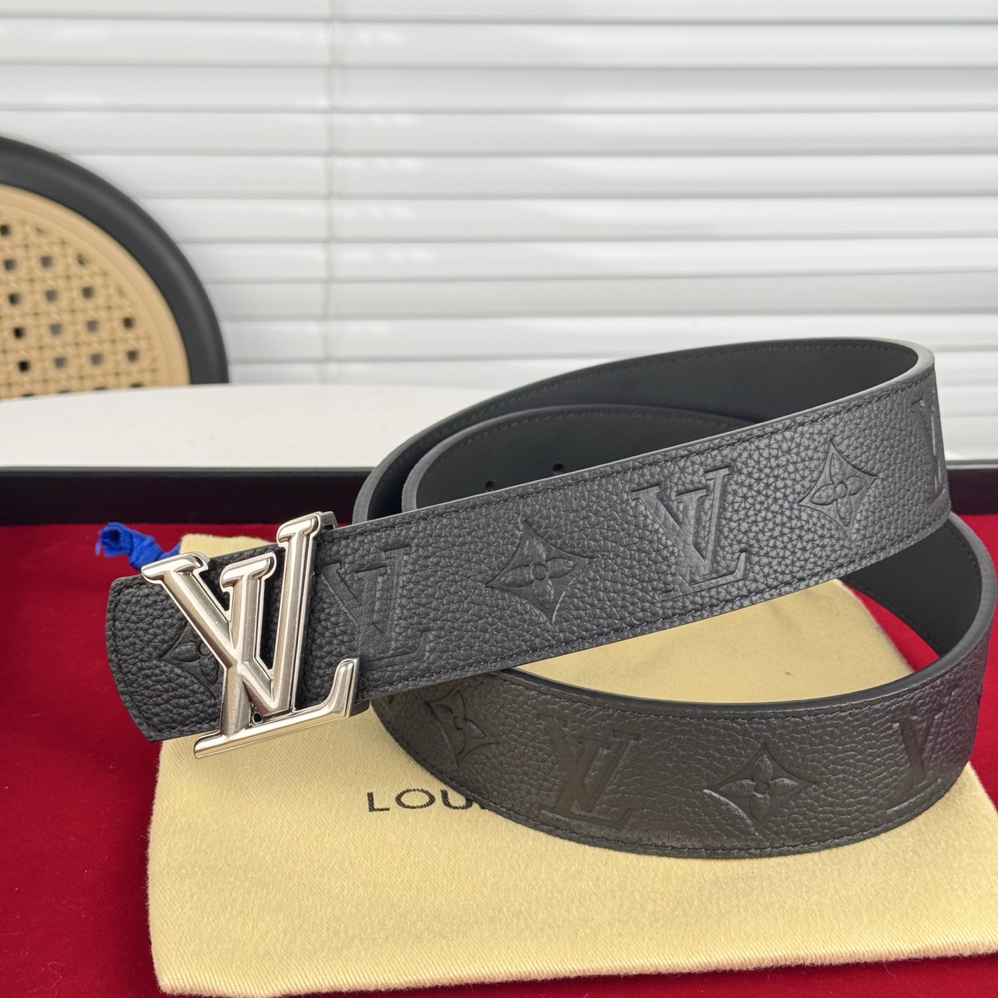 。 路易威登Lv、商务休闲、正装均可佩戴！3.8cm 最新款扣头，抛光扣头、时尚百搭