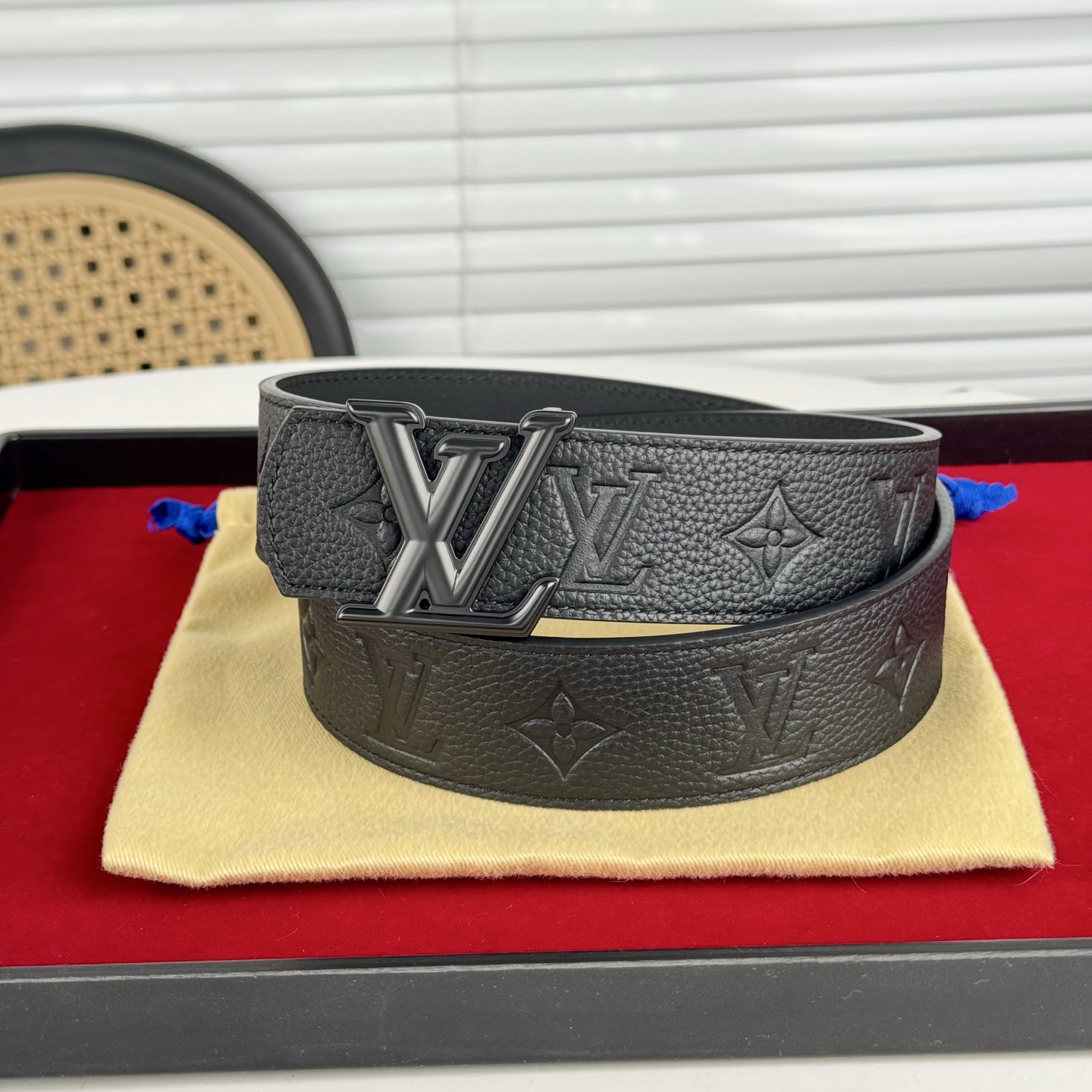 。 路易威登Lv、商务休闲、正装均可佩戴！3.8cm 最新款扣头，抛光扣头、时尚百搭