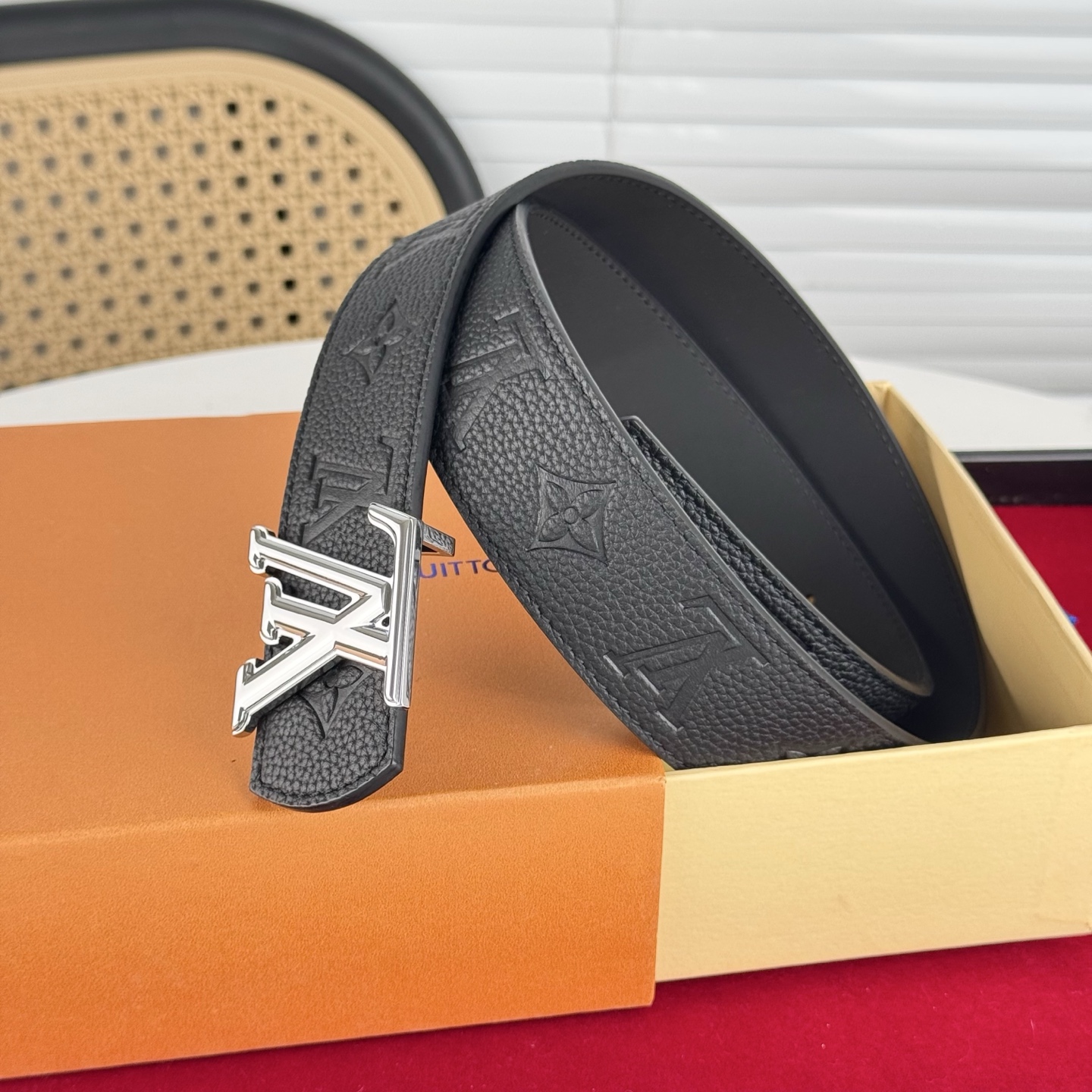 。 路易威登Lv、商务休闲、正装均可佩戴！3.8cm 最新款扣头，抛光扣头、时尚百搭