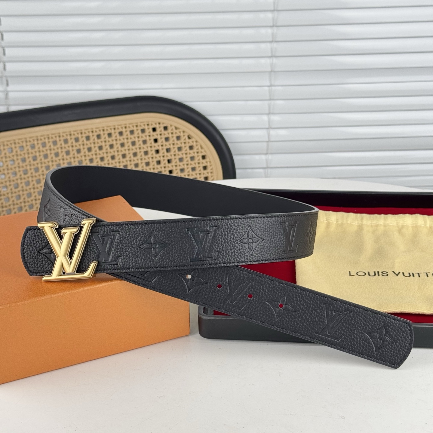 。 路易威登Lv、商务休闲、正装均可佩戴！3.8cm 最新款扣头，抛光扣头、时尚百搭