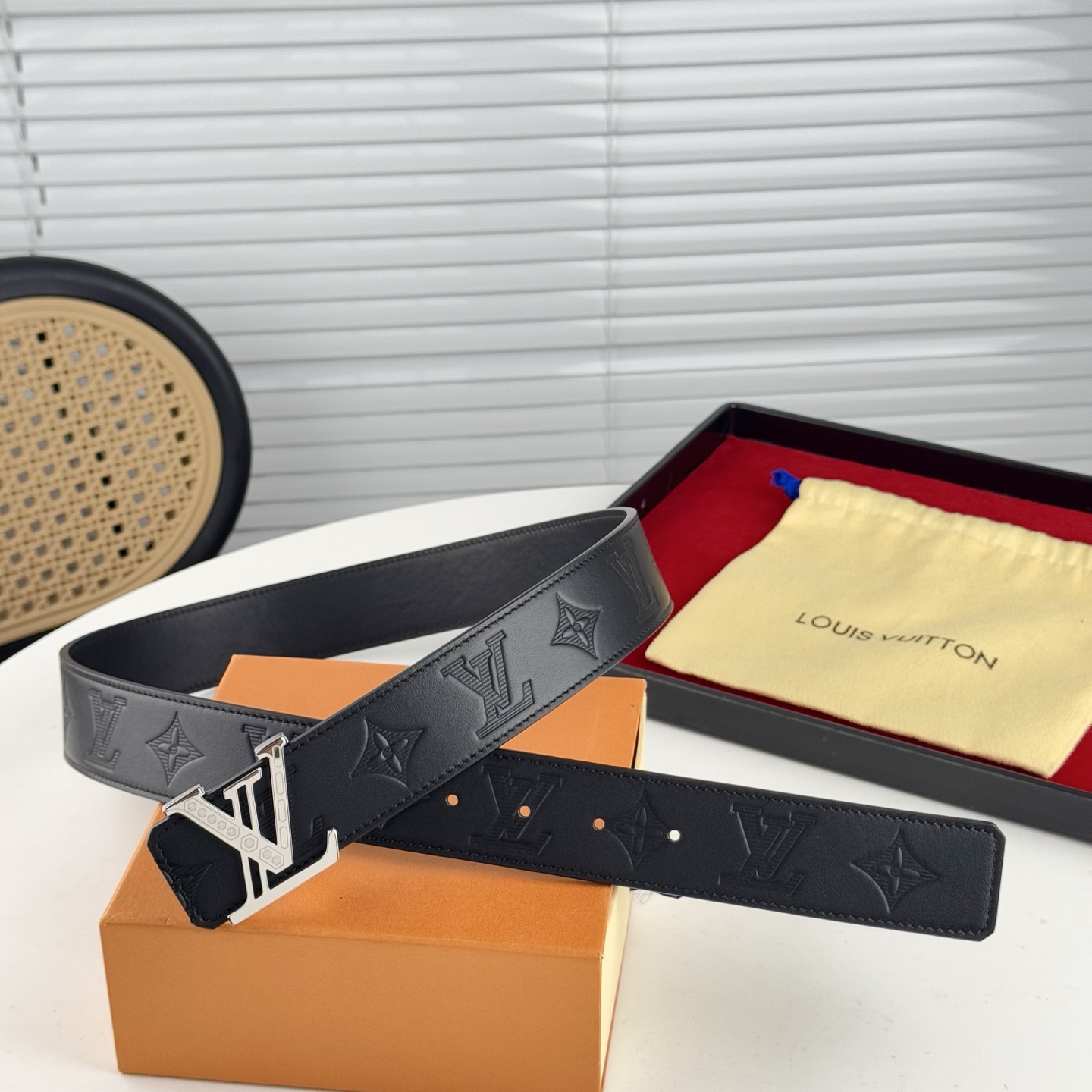 。 LV。商务休闲、正装均可佩戴！3.8cm 最新款扣头，抛光扣头、时尚潮流