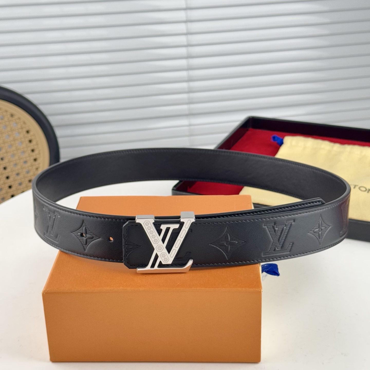 。 LV。商务休闲、正装均可佩戴！3.8cm 最新款扣头，抛光扣头、时尚潮流