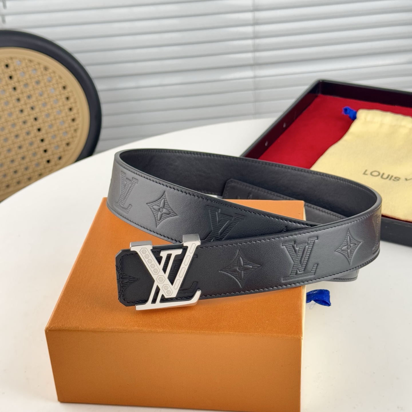 。 LV。商务休闲、正装均可佩戴！3.8cm 最新款扣头，抛光扣头、时尚潮流