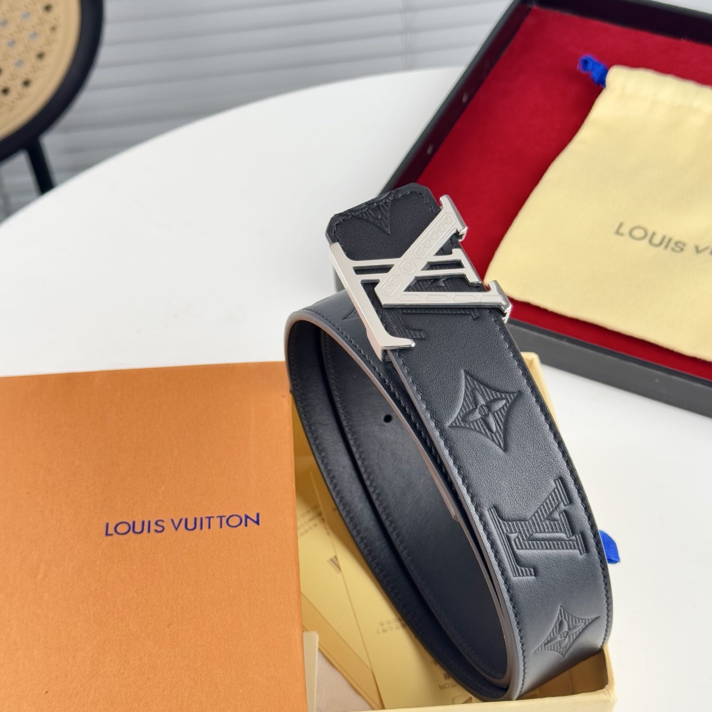 。 LV。商务休闲、正装均可佩戴！3.8cm 最新款扣头，抛光扣头、时尚潮流