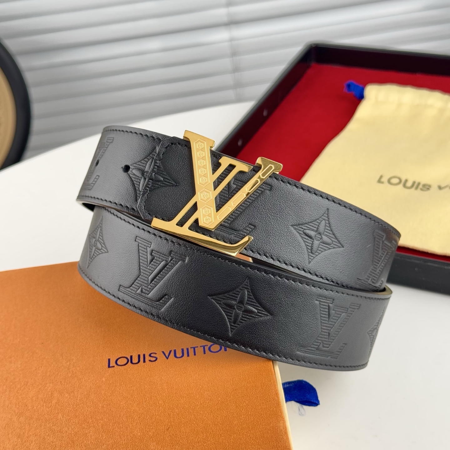 。 LV。商务休闲、正装均可佩戴！3.8cm 最新款扣头，抛光扣头、时尚潮流
