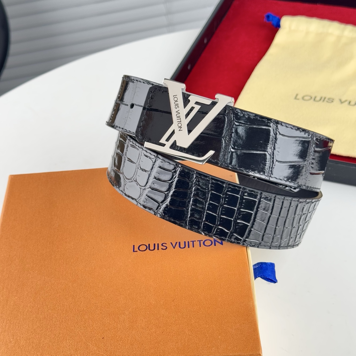 。 LV。商务休闲、正装均可佩戴！3.8cm 最新款扣头，抛光扣头、时尚潮流