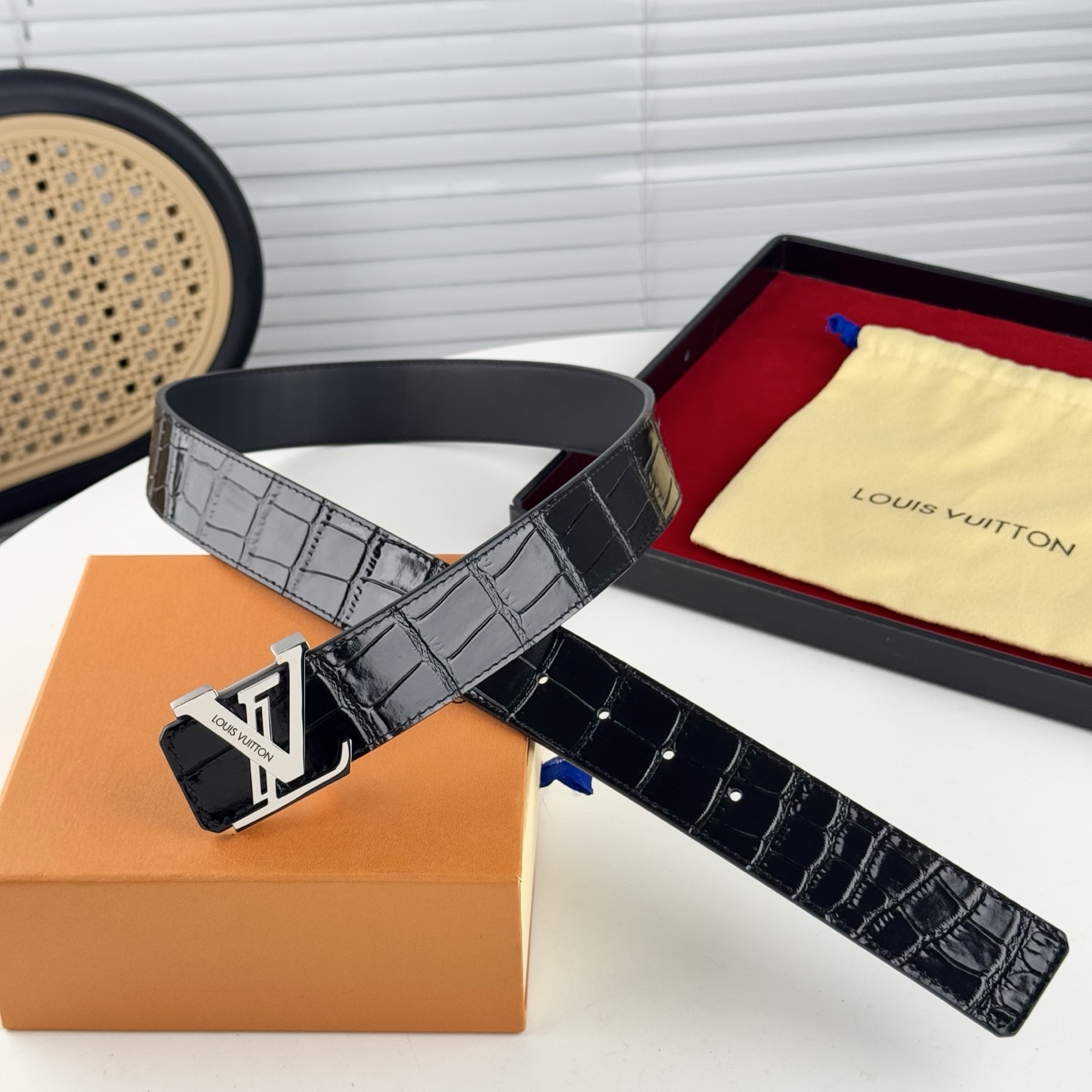 。 LV。商务休闲、正装均可佩戴！3.8cm 最新款扣头，抛光扣头、时尚潮流
