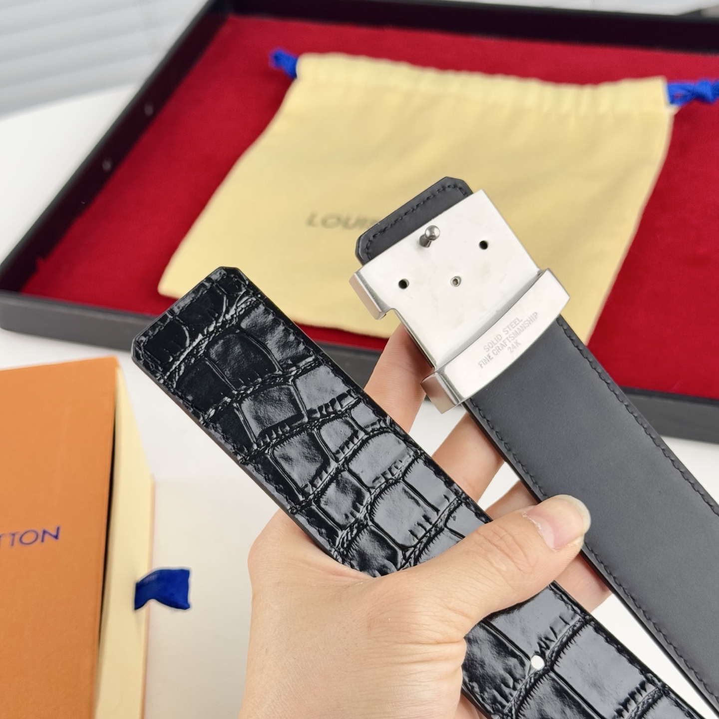 。 LV。商务休闲、正装均可佩戴！3.8cm 最新款扣头，抛光扣头、时尚潮流