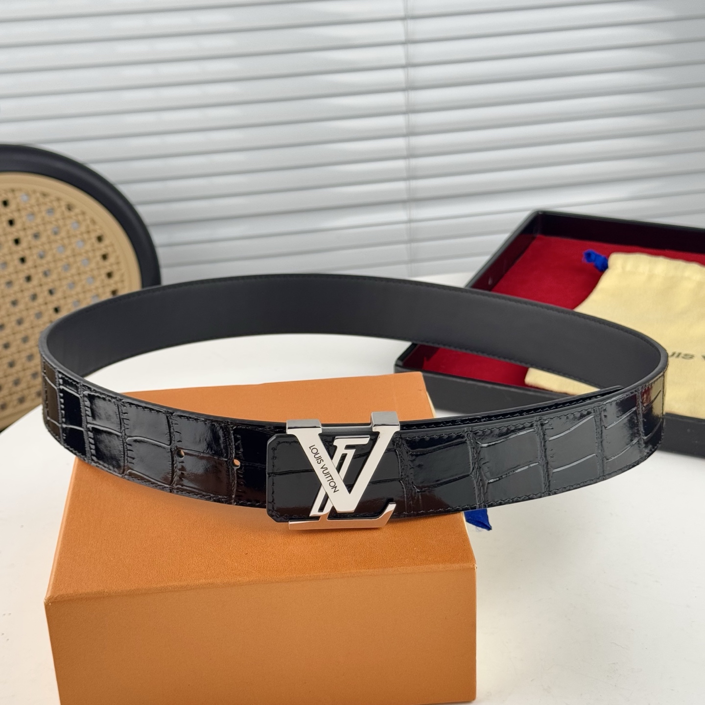 。 LV。商务休闲、正装均可佩戴！3.8cm 最新款扣头，抛光扣头、时尚潮流
